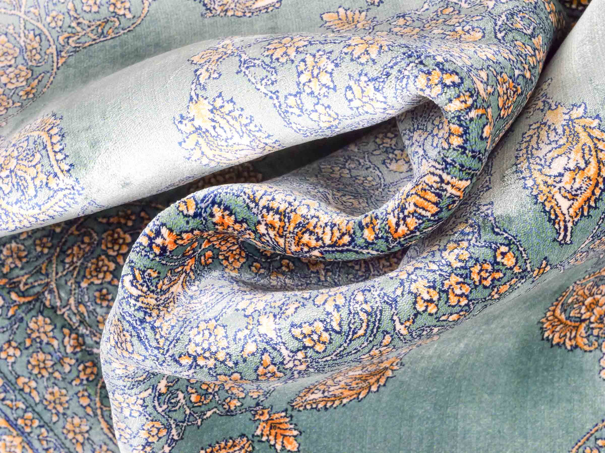 Ghom Maschinenteppich "Anahita" 120 x 80 cm aus pflanzlicher Seide (Viskose) mit Medaillon, Türkis-Gold. Teppichnummer: V3TE096M. Persian Luxury Collection by Khademi. Made in Iran / Persia – Vertrieb durch JUPITER Intl.
