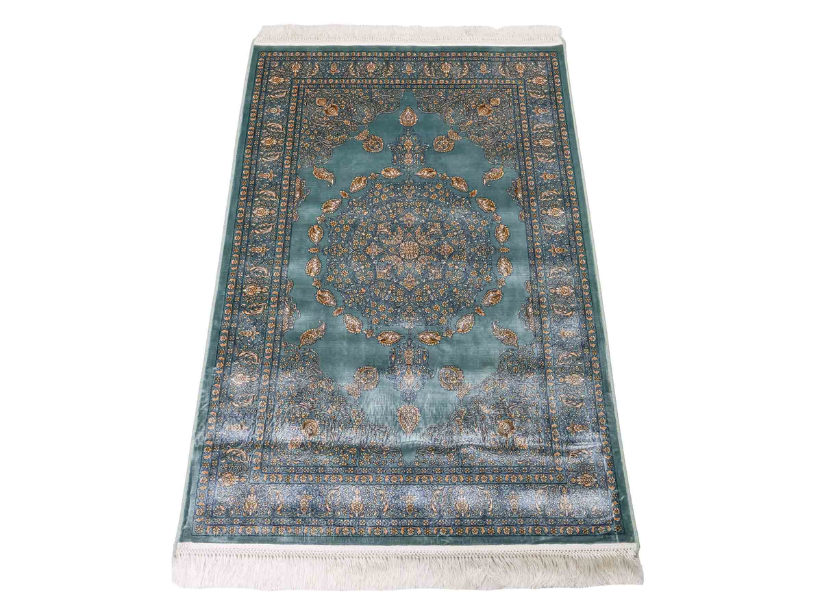 Ghom Maschinenteppich "Anahita" 120 x 80 cm aus pflanzlicher Seide (Viskose) mit Medaillon, Türkis-Gold. Teppichnummer: V3TE096M. Persian Luxury Collection by Khademi. Made in Iran / Persia – Vertrieb durch JUPITER Intl.