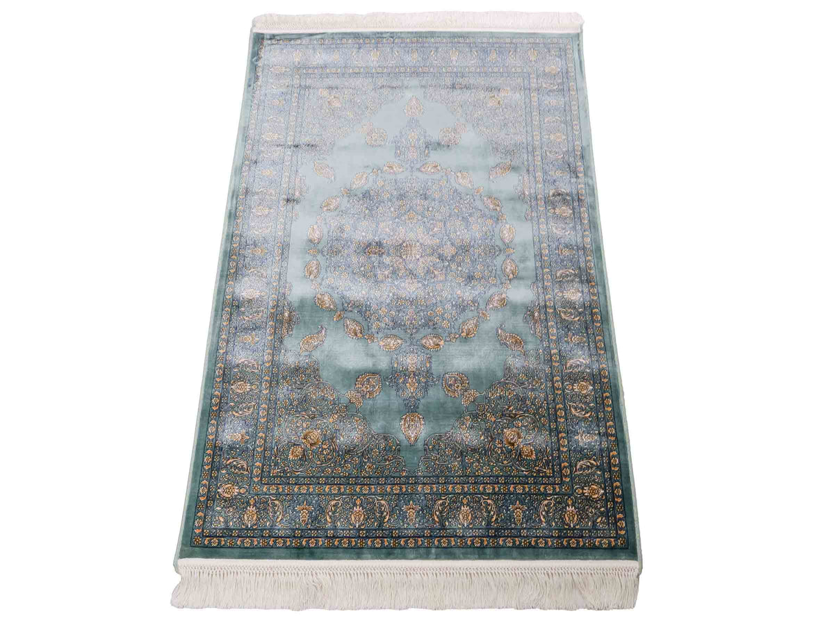 Ghom Maschinenteppich "Anahita" 120 x 80 cm aus pflanzlicher Seide (Viskose) mit Medaillon, Türkis-Gold. Teppichnummer: V3TE096M. Persian Luxury Collection by Khademi. Made in Iran / Persia – Vertrieb durch JUPITER Intl.