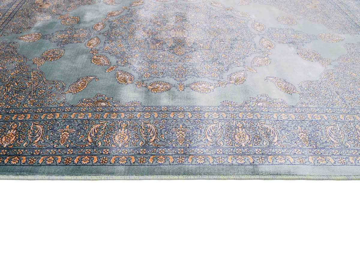 Ghom Maschinenteppich "Anahita" 120 x 80 cm aus pflanzlicher Seide (Viskose) mit Medaillon, Türkis-Gold. Teppichnummer: V3TE096M. Persian Luxury Collection by Khademi. Made in Iran / Persia – Vertrieb durch JUPITER Intl.