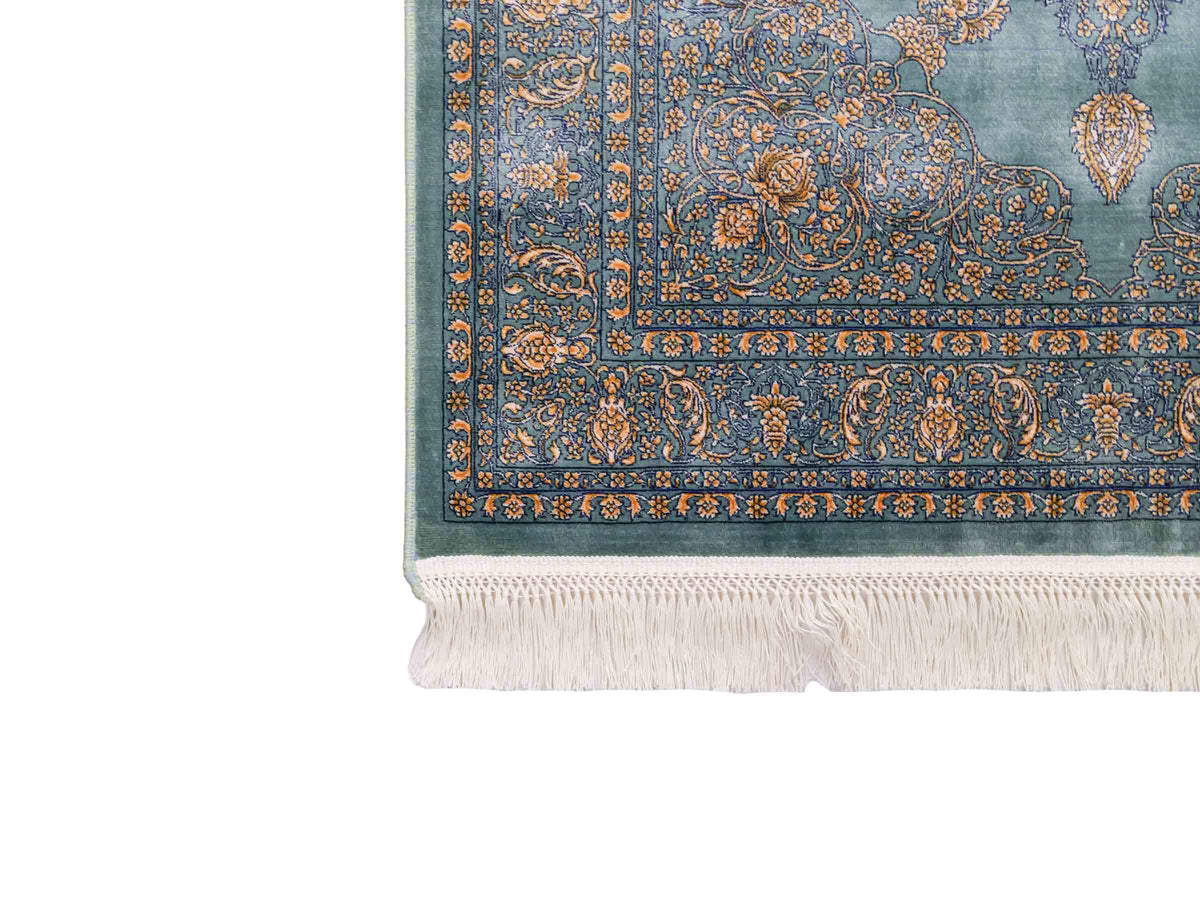 Ghom Maschinenteppich "Anahita" 120 x 80 cm aus pflanzlicher Seide (Viskose) mit Medaillon, Türkis-Gold. Teppichnummer: V3TE096M. Persian Luxury Collection by Khademi. Made in Iran / Persia – Vertrieb durch JUPITER Intl.