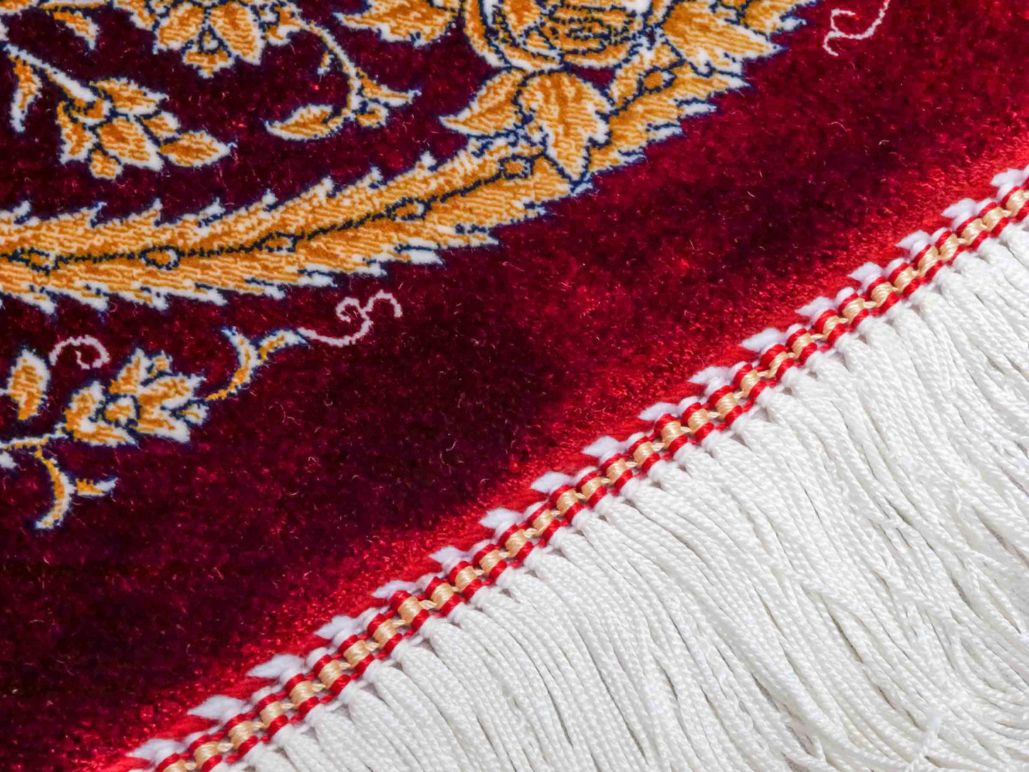 Ghom Maschinenteppich "Arash" 300 x 200 cm aus pflanzlicher Seide (Viskose) mit Spiegel-Medaillon, Rot. Teppichnummer: V4RD600H. Persian Luxury Collection by Khademi. Made in Iran / Persia – Vertrieb durch JUPITER Intl.