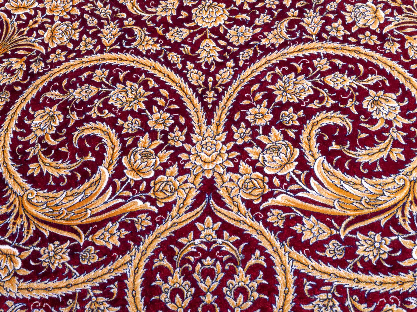 Ghom Maschinenteppich "Arash" 300 x 200 cm aus pflanzlicher Seide (Viskose) mit Spiegel-Medaillon, Rot. Teppichnummer: V4RD600H. Persian Luxury Collection by Khademi. Made in Iran / Persia – Vertrieb durch JUPITER Intl.