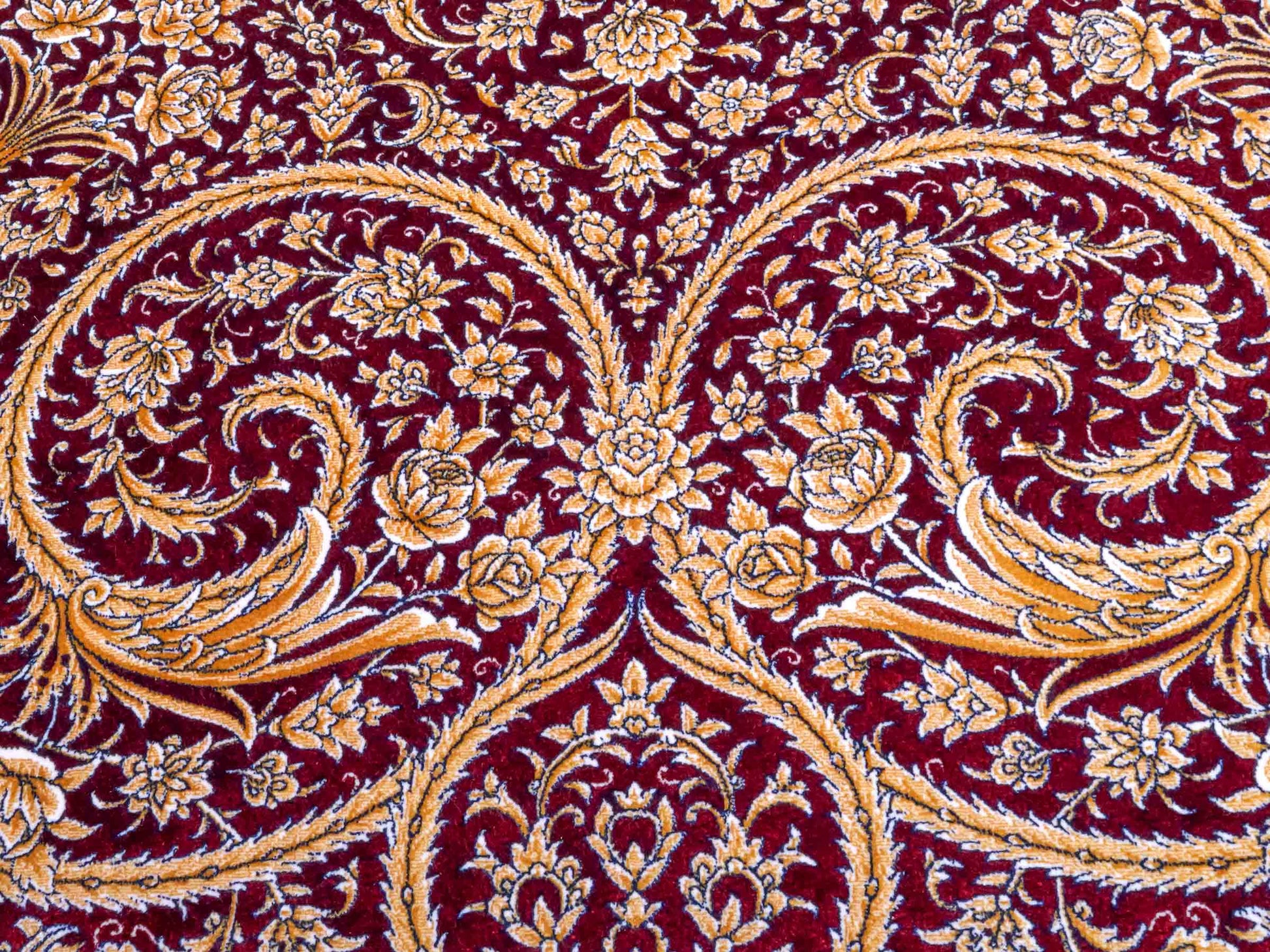 Ghom Maschinenteppich "Arash" 300 x 200 cm aus pflanzlicher Seide (Viskose) mit Spiegel-Medaillon, Rot. Teppichnummer: V4RD600H. Persian Luxury Collection by Khademi. Made in Iran / Persia – Vertrieb durch JUPITER Intl.