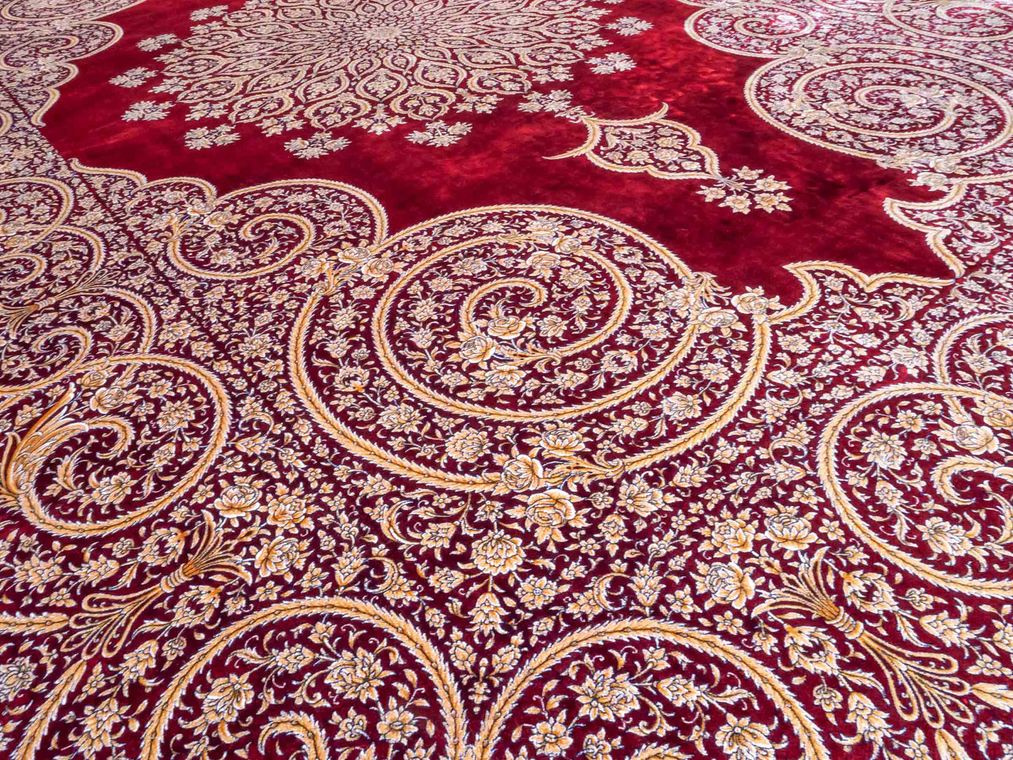Ghom Maschinenteppich "Arash" 300 x 200 cm aus pflanzlicher Seide (Viskose) mit Spiegel-Medaillon, Rot. Teppichnummer: V4RD600H. Persian Luxury Collection by Khademi. Made in Iran / Persia – Vertrieb durch JUPITER Intl.
