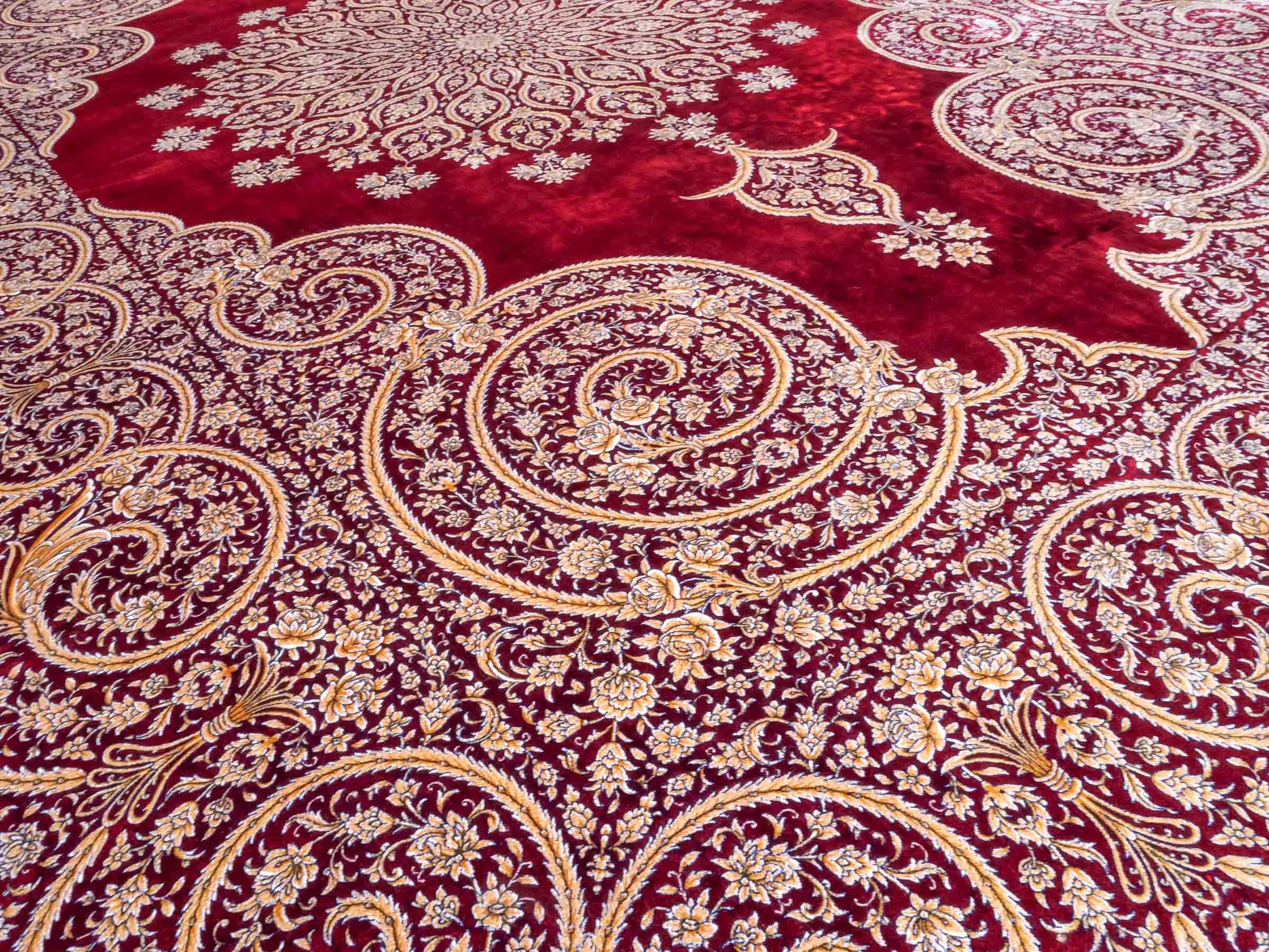Ghom Maschinenteppich "Arash" 300 x 200 cm aus pflanzlicher Seide (Viskose) mit Spiegel-Medaillon, Rot. Teppichnummer: V4RD600H. Persian Luxury Collection by Khademi. Made in Iran / Persia – Vertrieb durch JUPITER Intl.
