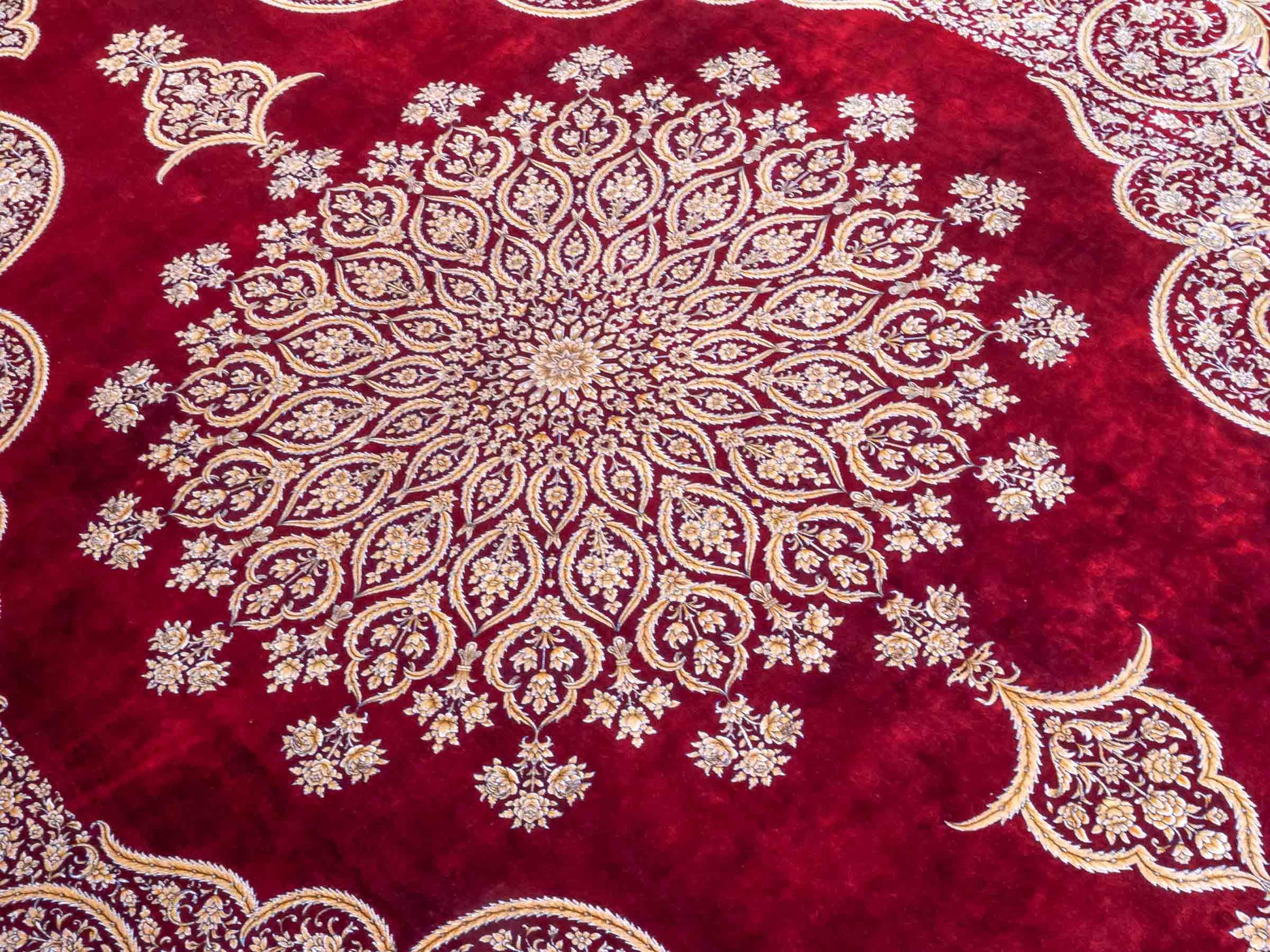 Ghom Maschinenteppich "Arash" 300 x 200 cm aus pflanzlicher Seide (Viskose) mit Spiegel-Medaillon, Rot. Teppichnummer: V4RD600H. Persian Luxury Collection by Khademi. Made in Iran / Persia – Vertrieb durch JUPITER Intl.