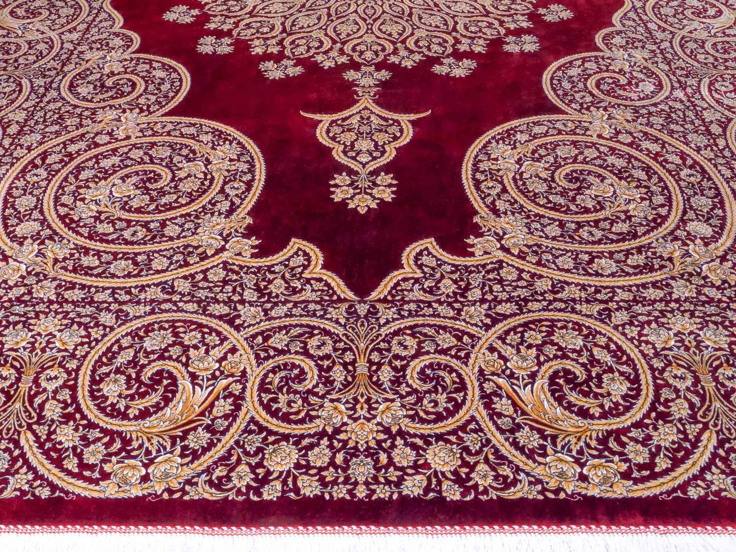 Ghom Maschinenteppich "Arash" 300 x 200 cm aus pflanzlicher Seide (Viskose) mit Spiegel-Medaillon, Rot. Teppichnummer: V4RD600H. Persian Luxury Collection by Khademi. Made in Iran / Persia – Vertrieb durch JUPITER Intl.