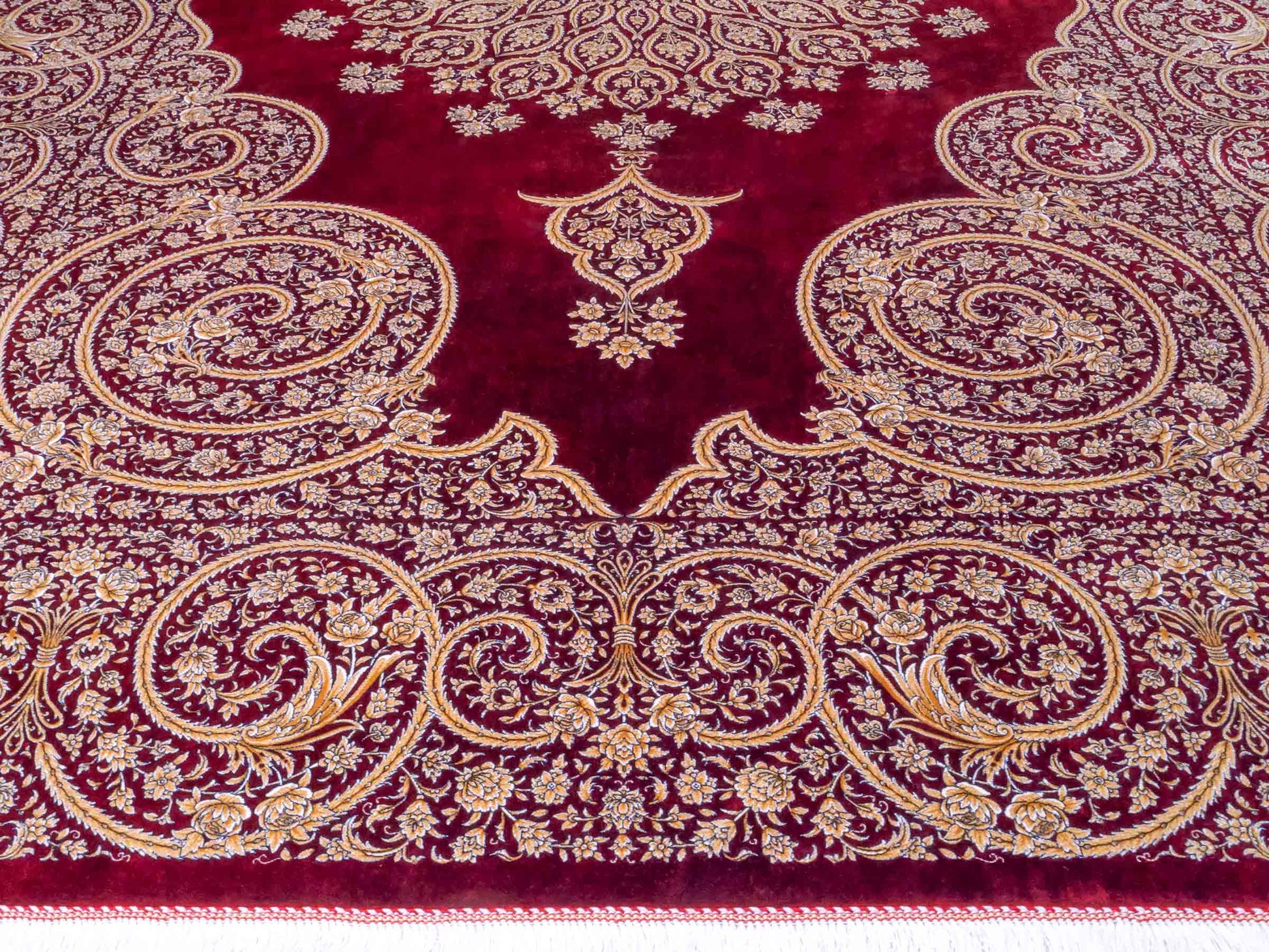 Ghom Maschinenteppich "Arash" 300 x 200 cm aus pflanzlicher Seide (Viskose) mit Spiegel-Medaillon, Rot. Teppichnummer: V4RD600H. Persian Luxury Collection by Khademi. Made in Iran / Persia – Vertrieb durch JUPITER Intl.