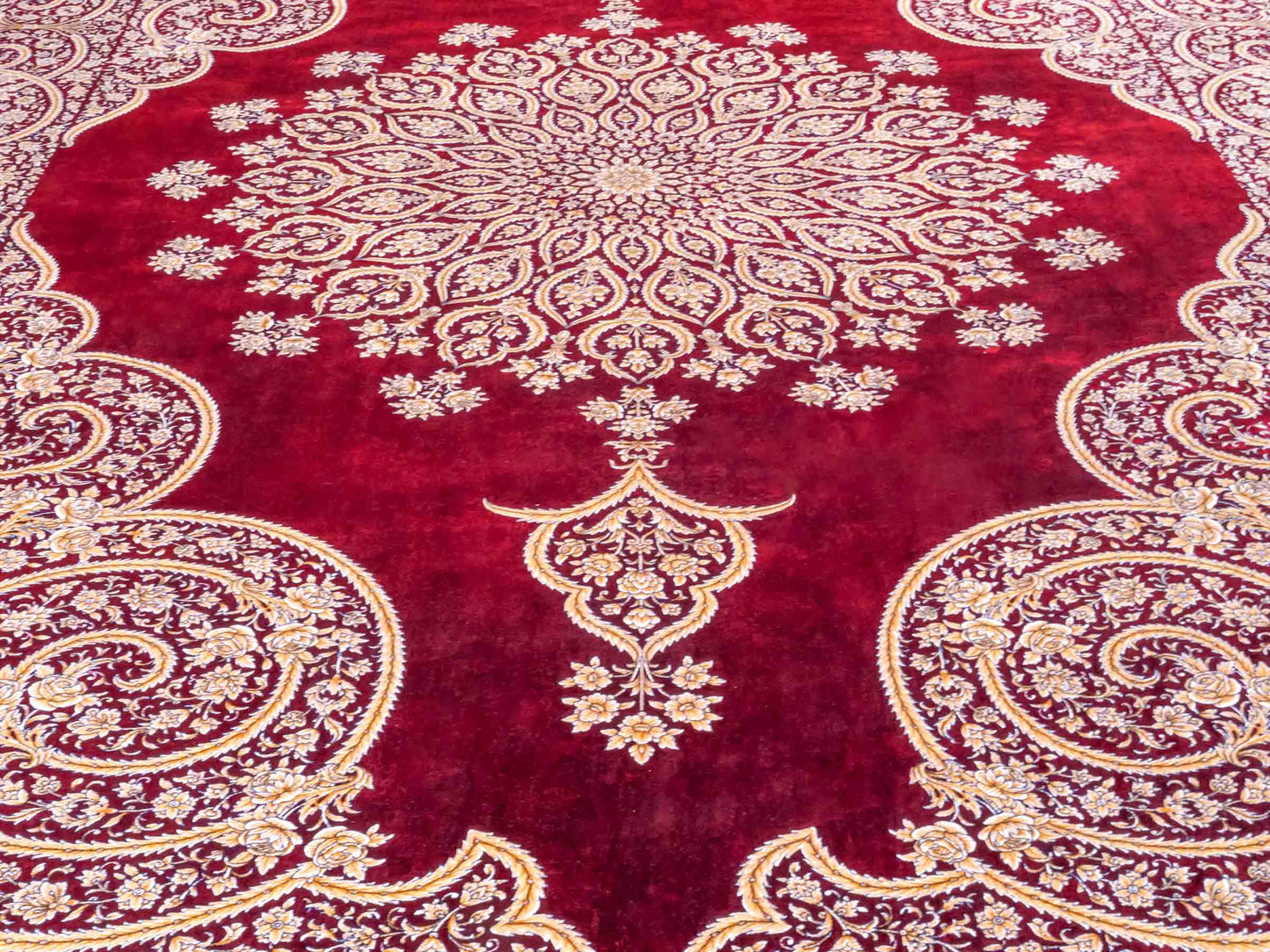 Ghom Maschinenteppich "Arash" 300 x 200 cm aus pflanzlicher Seide (Viskose) mit Spiegel-Medaillon, Rot. Teppichnummer: V4RD600H. Persian Luxury Collection by Khademi. Made in Iran / Persia – Vertrieb durch JUPITER Intl.