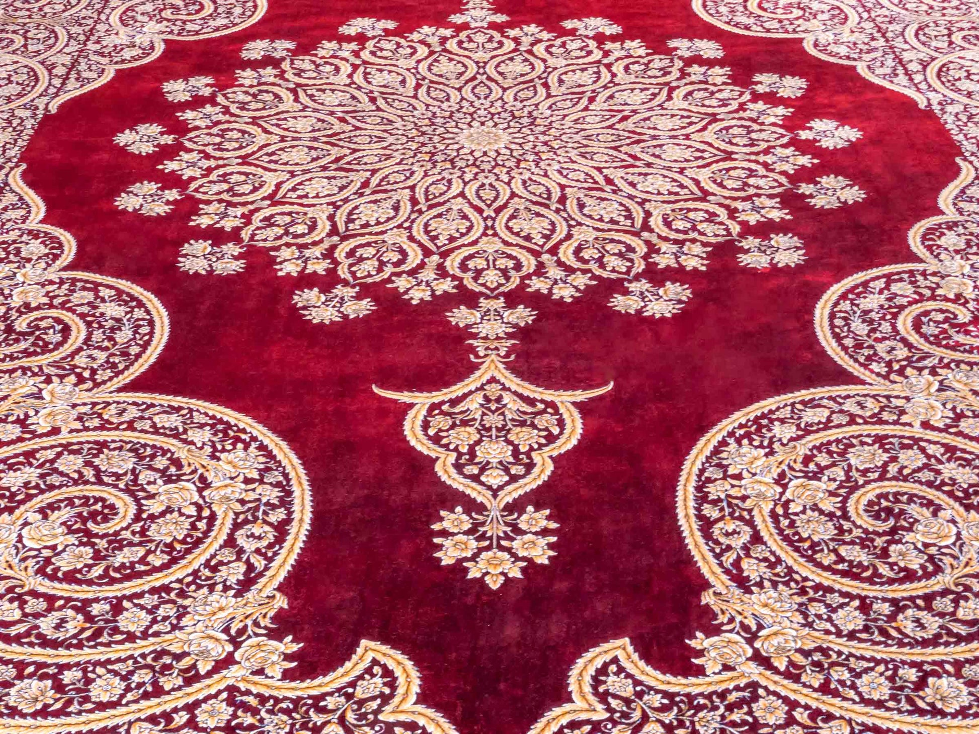 Ghom Maschinenteppich "Arash" 300 x 200 cm aus pflanzlicher Seide (Viskose) mit Spiegel-Medaillon, Rot. Teppichnummer: V4RD600H. Persian Luxury Collection by Khademi. Made in Iran / Persia – Vertrieb durch JUPITER Intl.