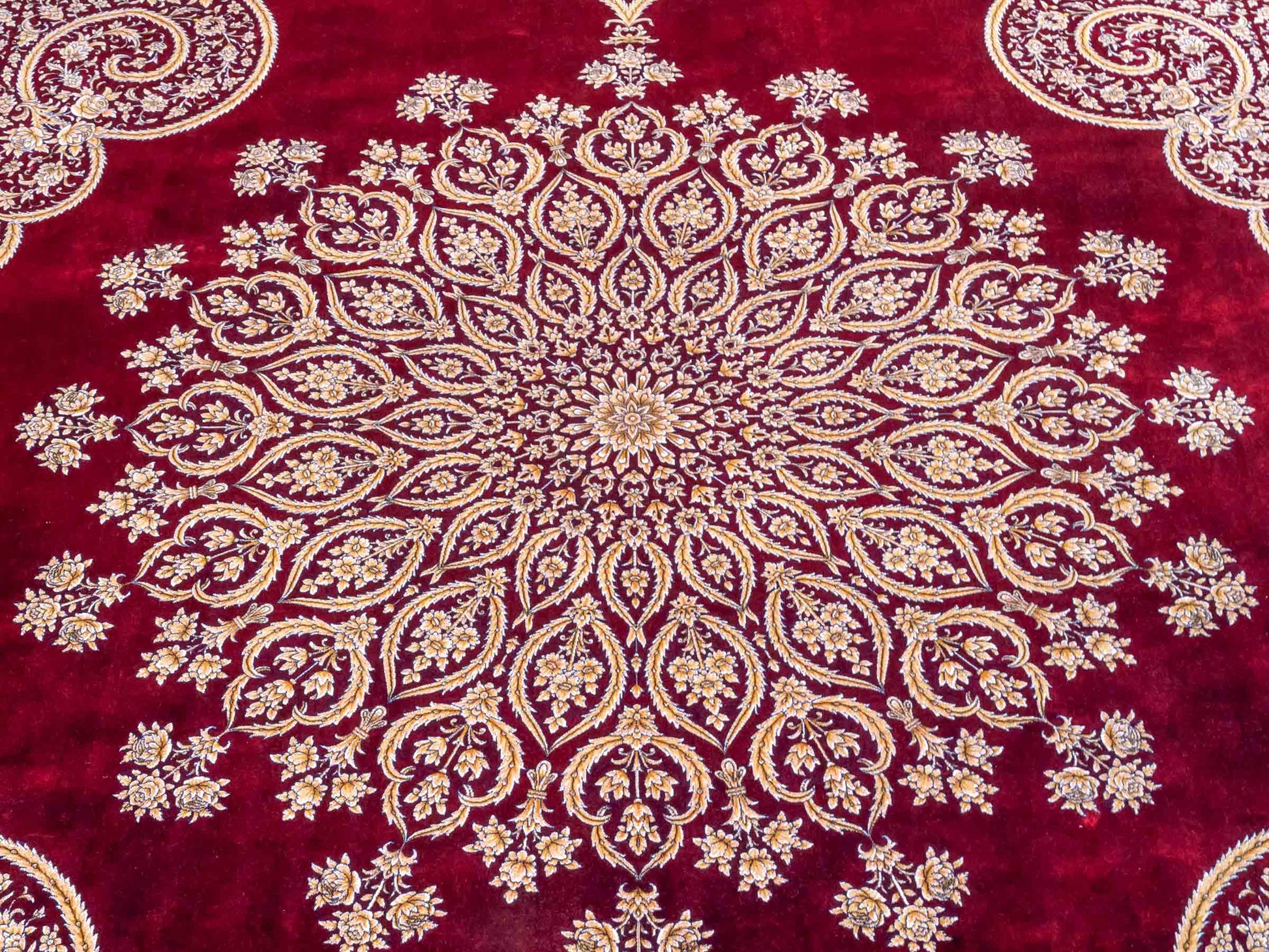 Ghom Maschinenteppich "Arash" 300 x 200 cm aus pflanzlicher Seide (Viskose) mit Spiegel-Medaillon, Rot. Teppichnummer: V4RD600H. Persian Luxury Collection by Khademi. Made in Iran / Persia – Vertrieb durch JUPITER Intl.