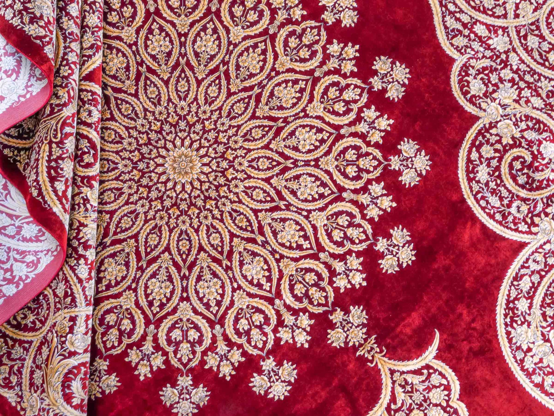 Ghom Maschinenteppich "Arash" 300 x 200 cm aus pflanzlicher Seide (Viskose) mit Spiegel-Medaillon, Rot. Teppichnummer: V4RD600H. Persian Luxury Collection by Khademi. Made in Iran / Persia – Vertrieb durch JUPITER Intl.
