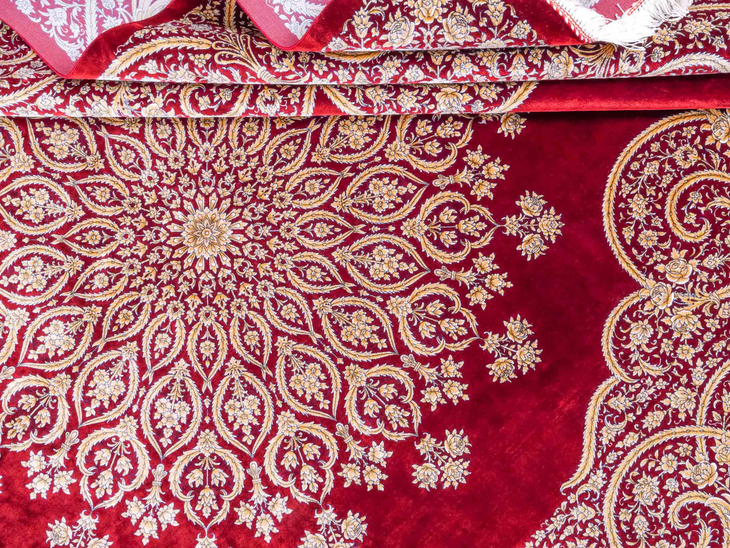 Ghom Maschinenteppich "Arash" 300 x 200 cm aus pflanzlicher Seide (Viskose) mit Spiegel-Medaillon, Rot. Teppichnummer: V4RD600H. Persian Luxury Collection by Khademi. Made in Iran / Persia – Vertrieb durch JUPITER Intl.
