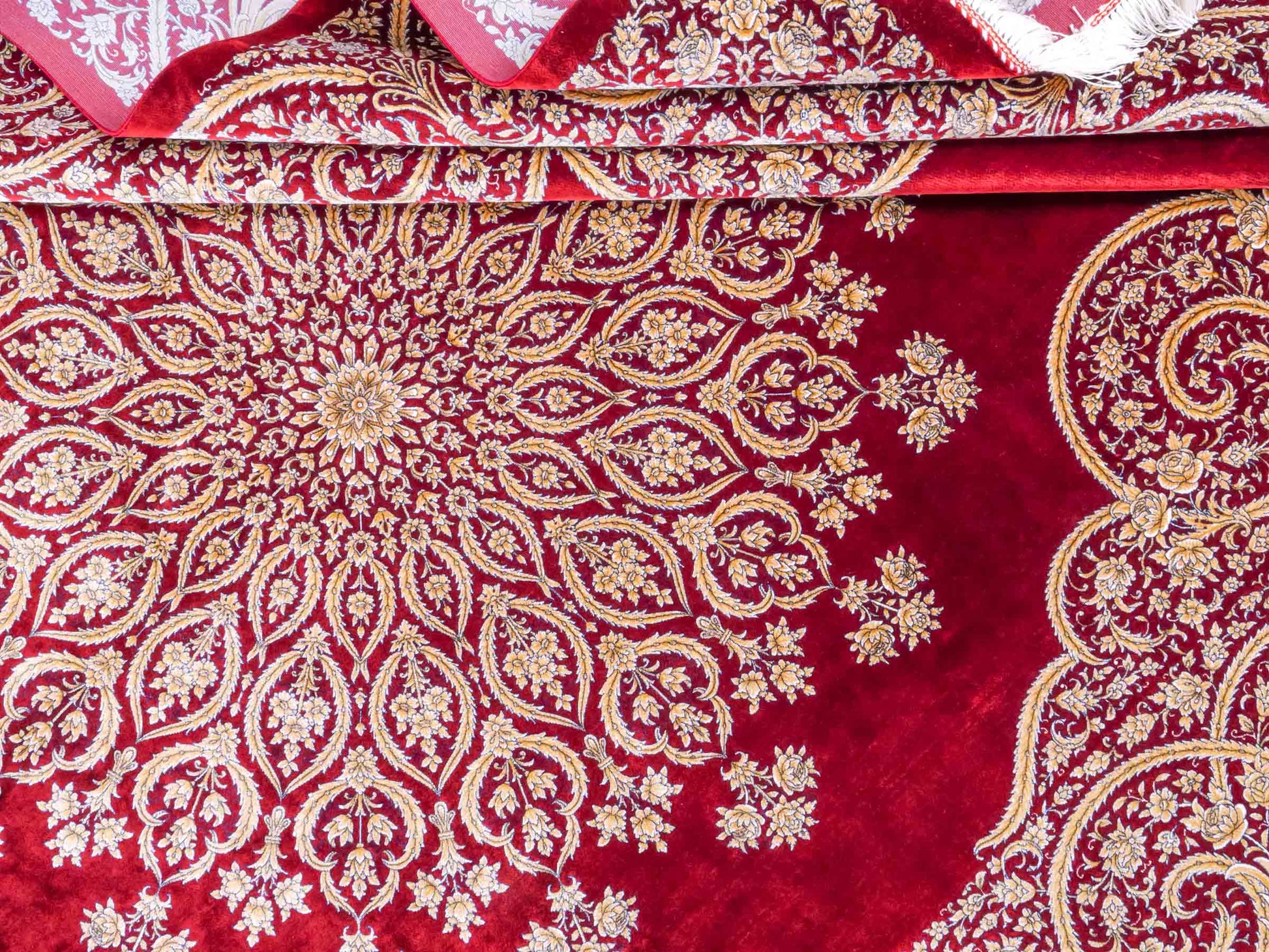 Ghom Maschinenteppich "Arash" 300 x 200 cm aus pflanzlicher Seide (Viskose) mit Spiegel-Medaillon, Rot. Teppichnummer: V4RD600H. Persian Luxury Collection by Khademi. Made in Iran / Persia – Vertrieb durch JUPITER Intl.