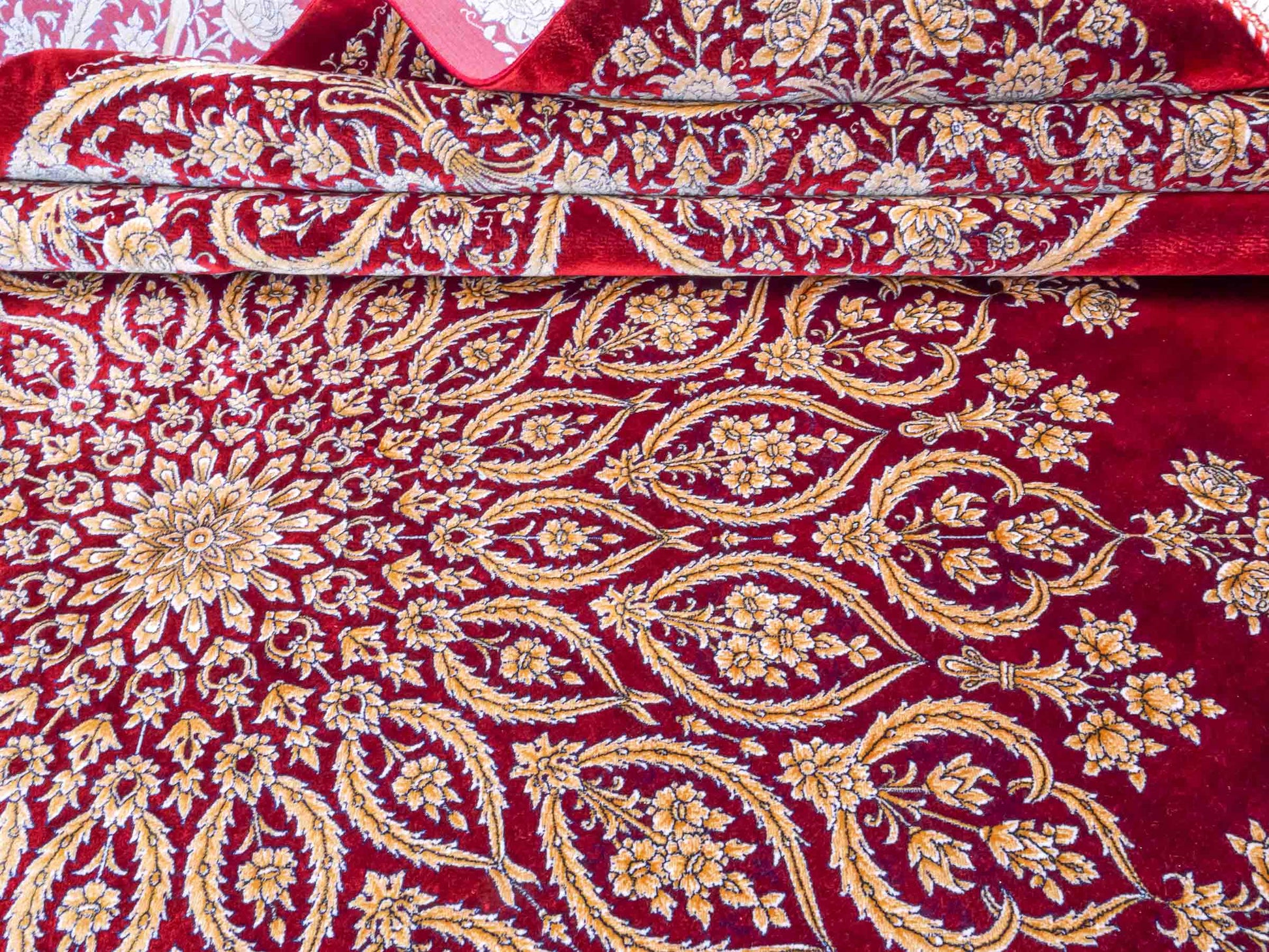 Ghom Maschinenteppich "Arash" 300 x 200 cm aus pflanzlicher Seide (Viskose) mit Spiegel-Medaillon, Rot. Teppichnummer: V4RD600H. Persian Luxury Collection by Khademi. Made in Iran / Persia – Vertrieb durch JUPITER Intl.