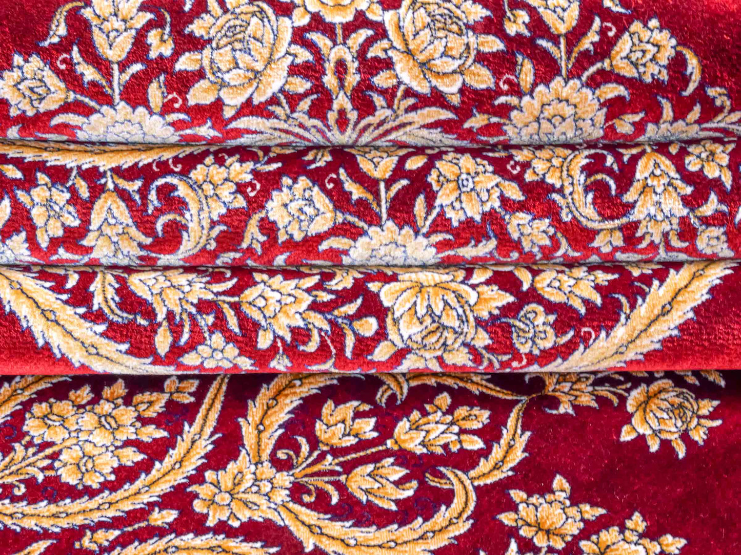 Ghom Maschinenteppich "Arash" 300 x 200 cm aus pflanzlicher Seide (Viskose) mit Spiegel-Medaillon, Rot. Teppichnummer: V4RD600H. Persian Luxury Collection by Khademi. Made in Iran / Persia – Vertrieb durch JUPITER Intl.
