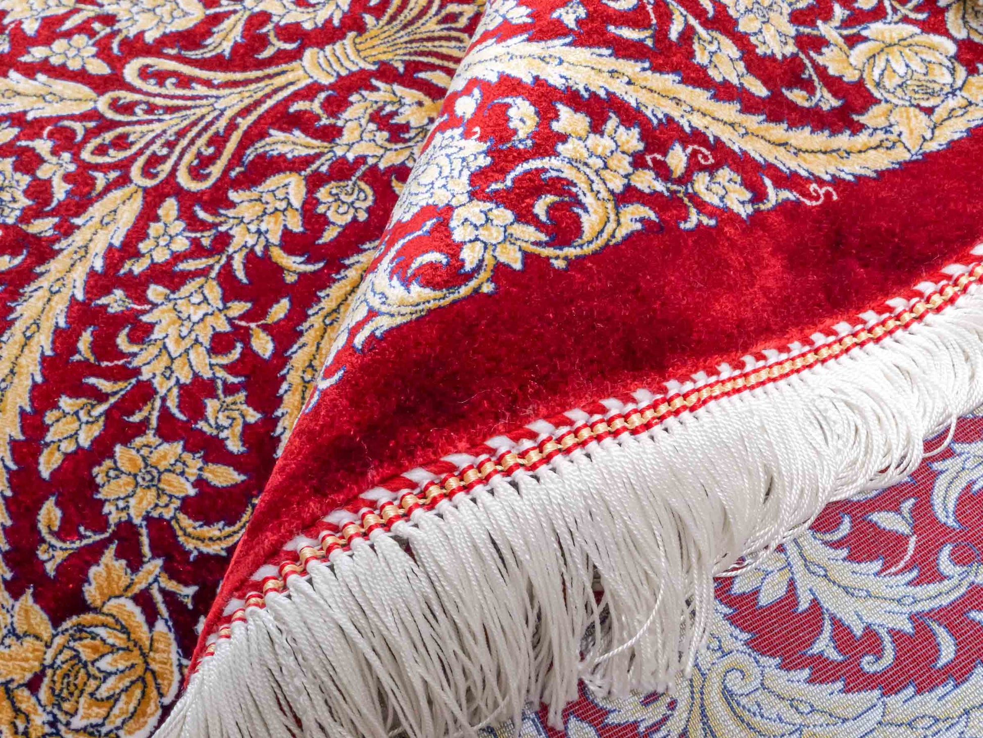 Ghom Maschinenteppich "Arash" 300 x 200 cm aus pflanzlicher Seide (Viskose) mit Spiegel-Medaillon, Rot. Teppichnummer: V4RD600H. Persian Luxury Collection by Khademi. Made in Iran / Persia – Vertrieb durch JUPITER Intl.
