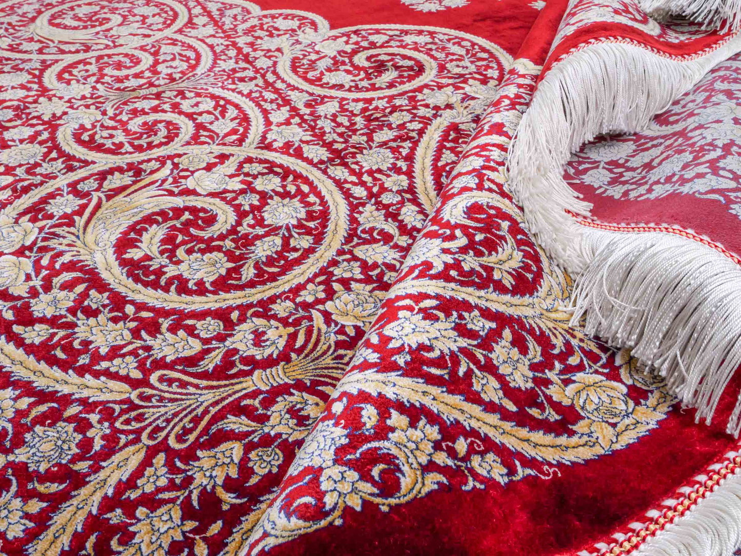 Ghom Maschinenteppich "Arash" 300 x 200 cm aus pflanzlicher Seide (Viskose) mit Spiegel-Medaillon, Rot. Teppichnummer: V4RD600H. Persian Luxury Collection by Khademi. Made in Iran / Persia – Vertrieb durch JUPITER Intl.