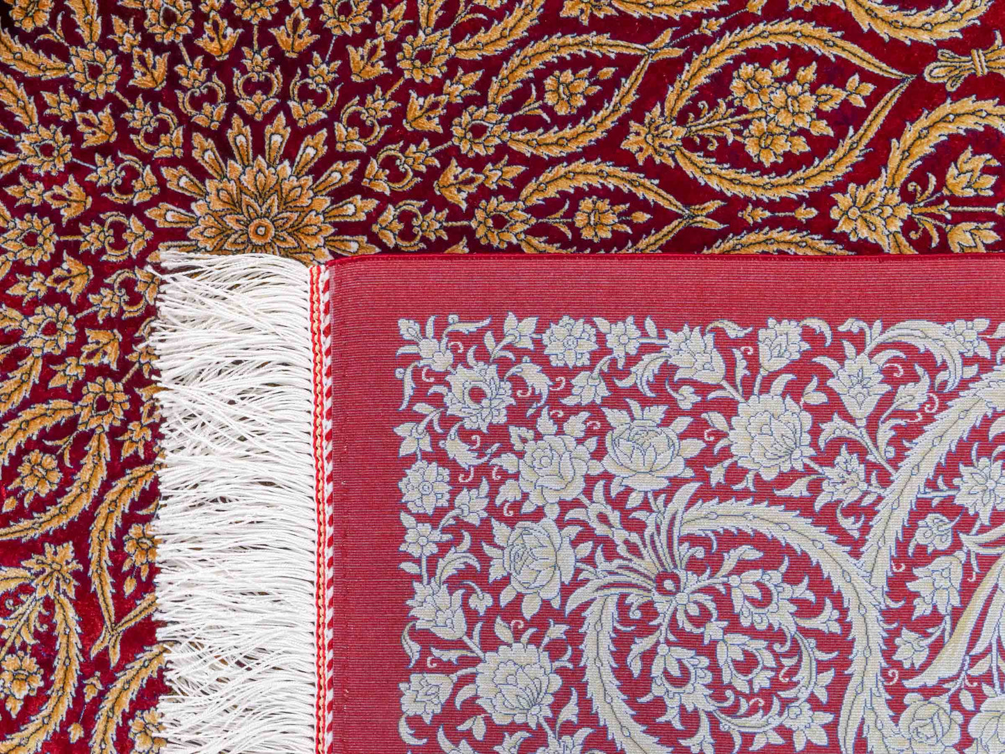 Ghom Maschinenteppich "Arash" 300 x 200 cm aus pflanzlicher Seide (Viskose) mit Spiegel-Medaillon, Rot. Teppichnummer: V4RD600H. Persian Luxury Collection by Khademi. Made in Iran / Persia – Vertrieb durch JUPITER Intl.