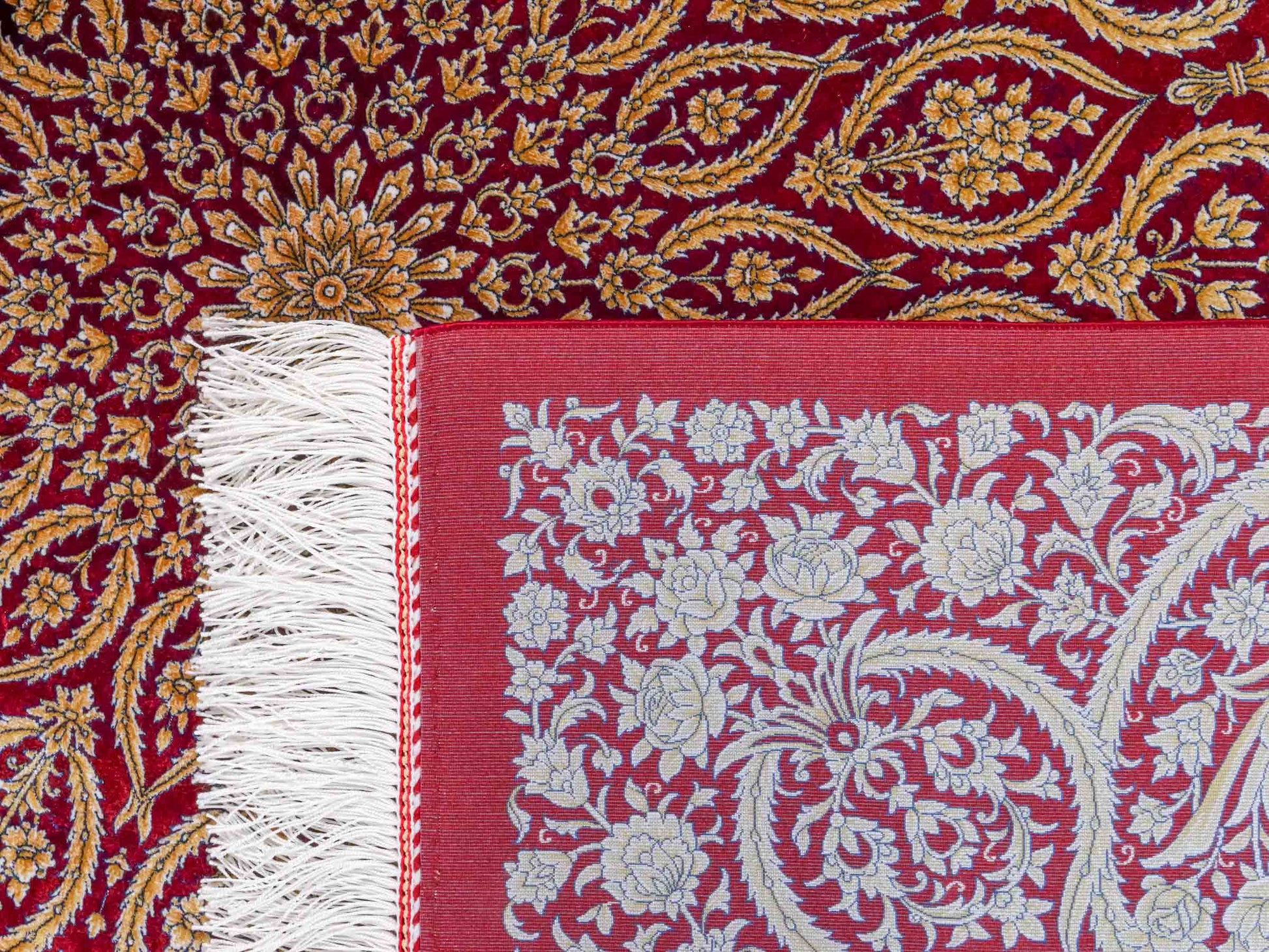 Ghom Maschinenteppich "Arash" 300 x 200 cm aus pflanzlicher Seide (Viskose) mit Spiegel-Medaillon, Rot. Teppichnummer: V4RD600H. Persian Luxury Collection by Khademi. Made in Iran / Persia – Vertrieb durch JUPITER Intl.
