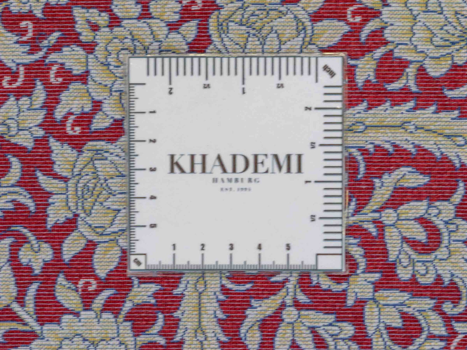 Ghom Maschinenteppich "Arash" 300 x 200 cm aus pflanzlicher Seide (Viskose) mit Spiegel-Medaillon, Rot. Teppichnummer: V4RD600H. Persian Luxury Collection by Khademi. Made in Iran / Persia – Vertrieb durch JUPITER Intl.
