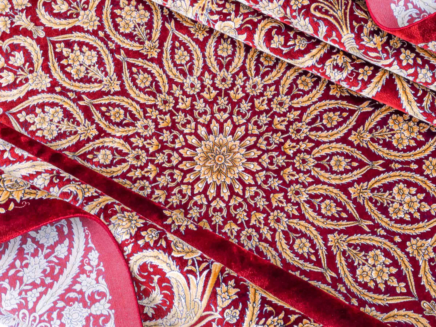 Ghom Maschinenteppich "Arash" 300 x 200 cm aus pflanzlicher Seide (Viskose) mit Spiegel-Medaillon, Rot. Teppichnummer: V4RD600H. Persian Luxury Collection by Khademi. Made in Iran / Persia – Vertrieb durch JUPITER Intl.
