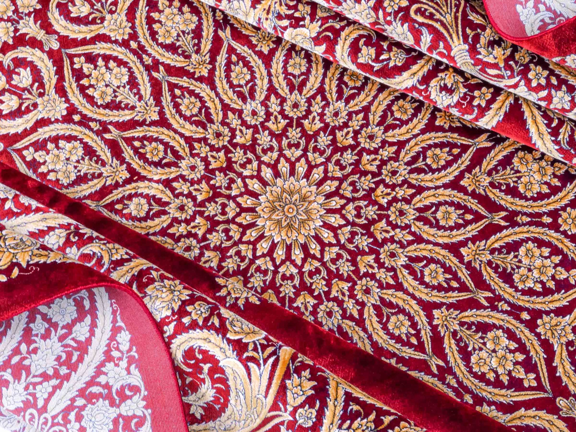 Ghom Maschinenteppich "Arash" 300 x 200 cm aus pflanzlicher Seide (Viskose) mit Spiegel-Medaillon, Rot. Teppichnummer: V4RD600H. Persian Luxury Collection by Khademi. Made in Iran / Persia – Vertrieb durch JUPITER Intl.