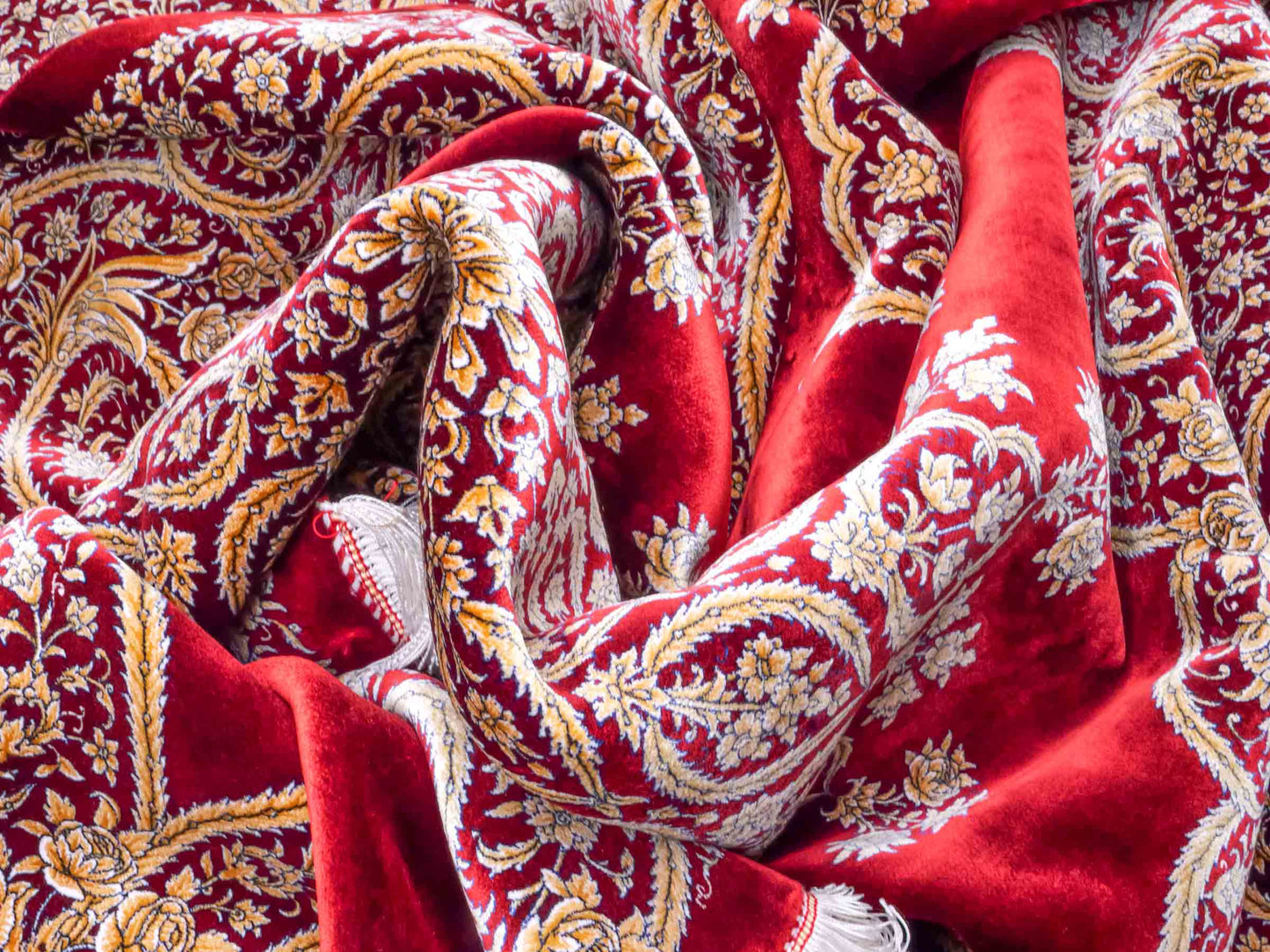 Ghom Maschinenteppich "Arash" 300 x 200 cm aus pflanzlicher Seide (Viskose) mit Spiegel-Medaillon, Rot. Teppichnummer: V4RD600H. Persian Luxury Collection by Khademi. Made in Iran / Persia – Vertrieb durch JUPITER Intl.