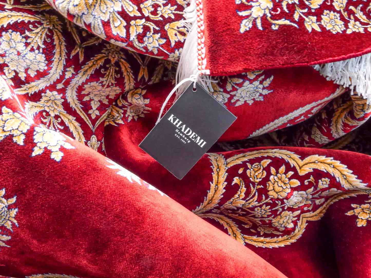 Ghom Maschinenteppich "Arash" 300 x 200 cm aus pflanzlicher Seide (Viskose) mit Spiegel-Medaillon, Rot. Teppichnummer: V4RD600H. Persian Luxury Collection by Khademi. Made in Iran / Persia – Vertrieb durch JUPITER Intl.