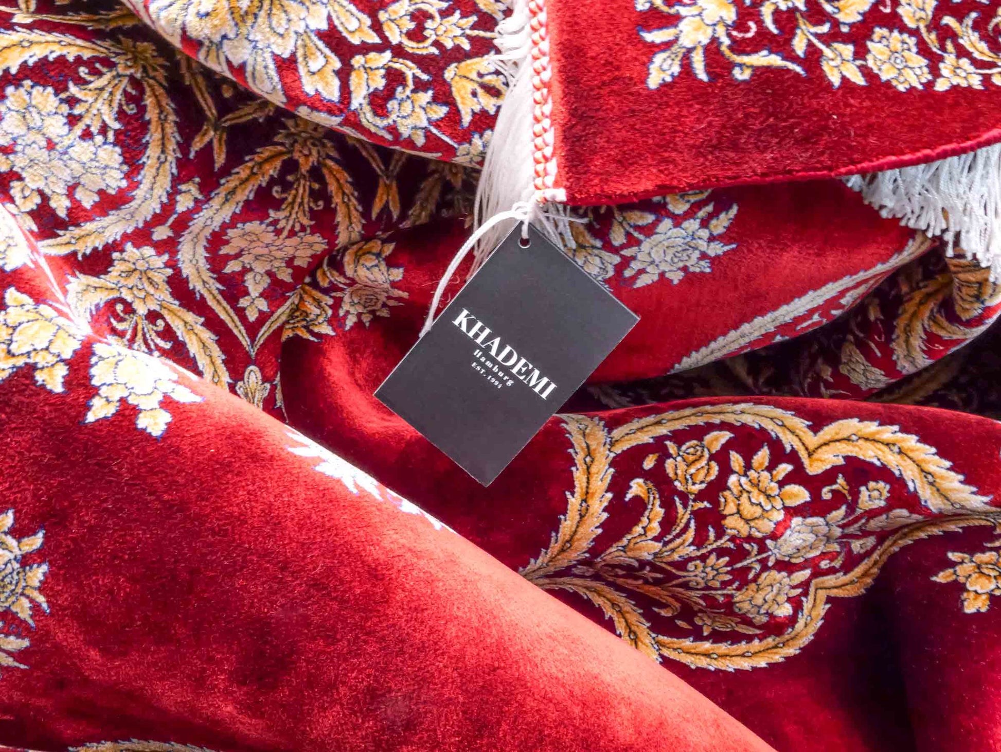 Ghom Maschinenteppich "Arash" 300 x 200 cm aus pflanzlicher Seide (Viskose) mit Spiegel-Medaillon, Rot. Teppichnummer: V4RD600H. Persian Luxury Collection by Khademi. Made in Iran / Persia – Vertrieb durch JUPITER Intl.