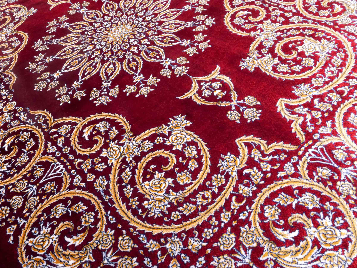 Ghom Maschinenteppich "Arash" 90 x 60 cm aus pflanzlicher Seide (Viskose) mit Spiegel-Medaillon, Rot. Teppichnummer: V4RD054M. Persian Luxury Collection by Khademi. Made in Iran / Persia – Vertrieb durch JUPITER Intl.