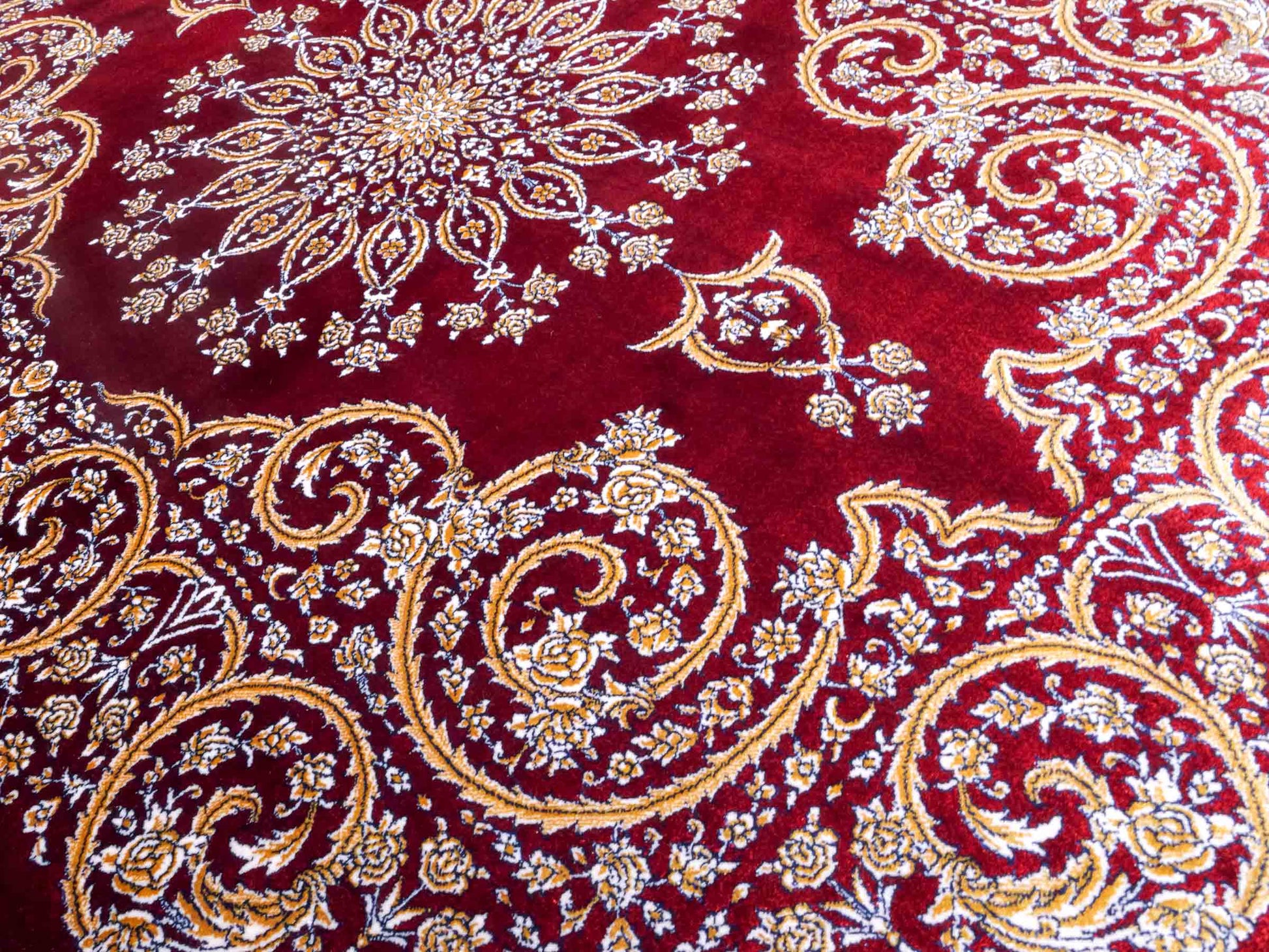 Ghom Maschinenteppich "Arash" 90 x 60 cm aus pflanzlicher Seide (Viskose) mit Spiegel-Medaillon, Rot. Teppichnummer: V4RD054M. Persian Luxury Collection by Khademi. Made in Iran / Persia – Vertrieb durch JUPITER Intl.