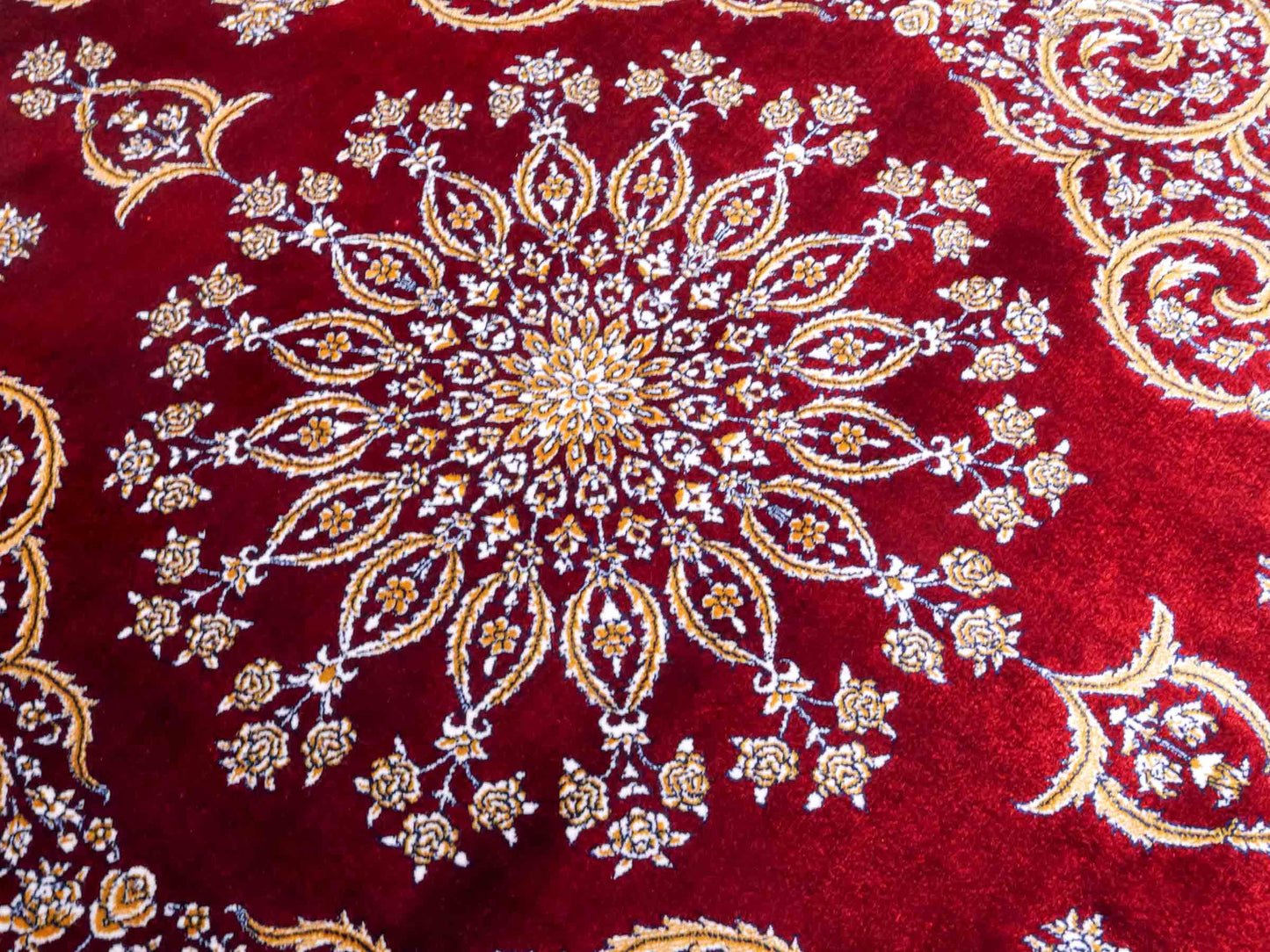 Ghom Maschinenteppich "Arash" 90 x 60 cm aus pflanzlicher Seide (Viskose) mit Spiegel-Medaillon, Rot. Teppichnummer: V4RD054M. Persian Luxury Collection by Khademi. Made in Iran / Persia – Vertrieb durch JUPITER Intl.