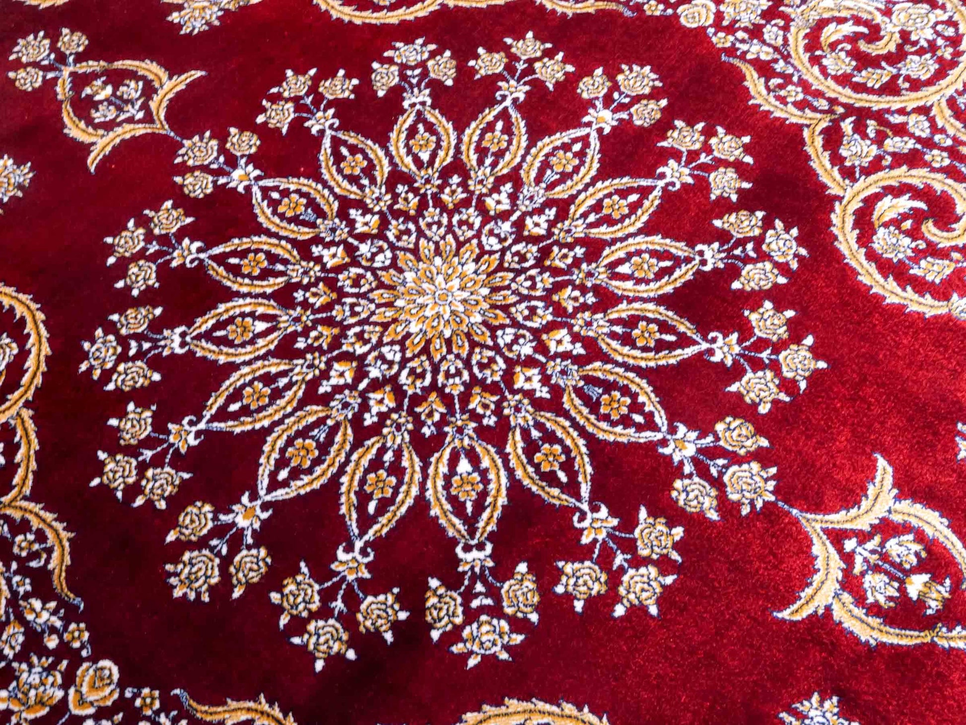 Ghom Maschinenteppich "Arash" 90 x 60 cm aus pflanzlicher Seide (Viskose) mit Spiegel-Medaillon, Rot. Teppichnummer: V4RD054M. Persian Luxury Collection by Khademi. Made in Iran / Persia – Vertrieb durch JUPITER Intl.