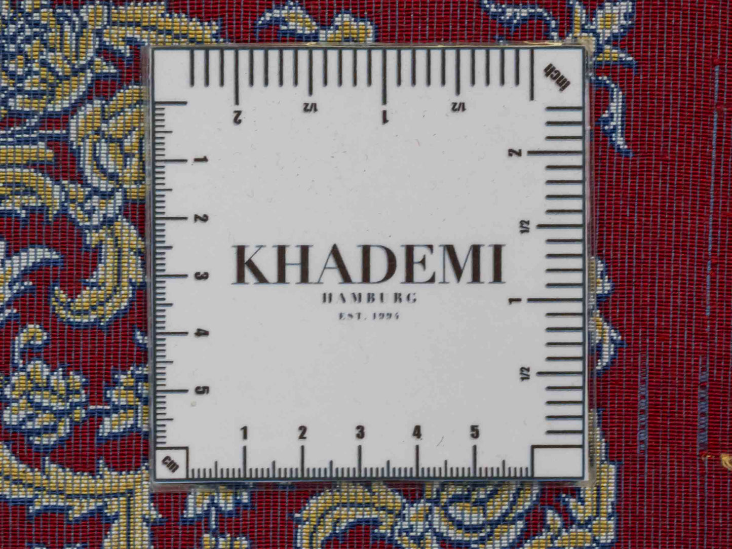 Ghom Maschinenteppich "Arash" 90 x 60 cm aus pflanzlicher Seide (Viskose) mit Spiegel-Medaillon, Rot. Teppichnummer: V4RD054M. Persian Luxury Collection by Khademi. Made in Iran / Persia – Vertrieb durch JUPITER Intl.