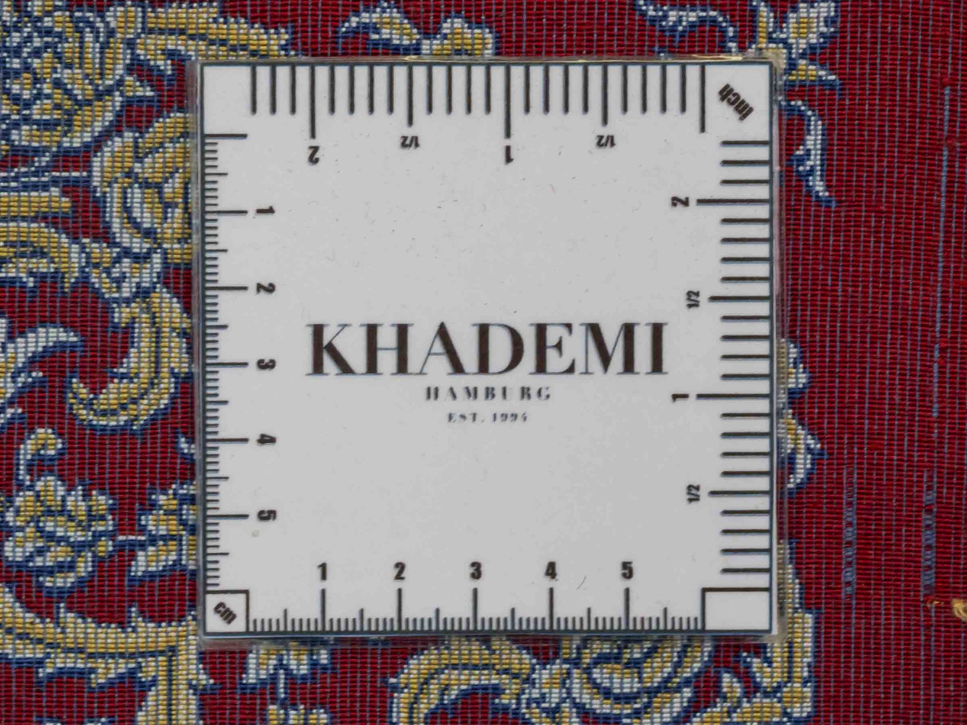 Ghom Maschinenteppich "Arash" 90 x 60 cm aus pflanzlicher Seide (Viskose) mit Spiegel-Medaillon, Rot. Teppichnummer: V4RD054M. Persian Luxury Collection by Khademi. Made in Iran / Persia – Vertrieb durch JUPITER Intl.