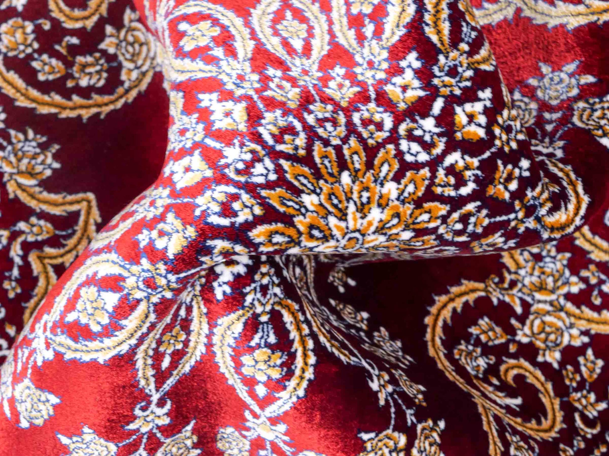 Ghom Maschinenteppich "Arash" 90 x 60 cm aus pflanzlicher Seide (Viskose) mit Spiegel-Medaillon, Rot. Teppichnummer: V4RD054M. Persian Luxury Collection by Khademi. Made in Iran / Persia – Vertrieb durch JUPITER Intl.