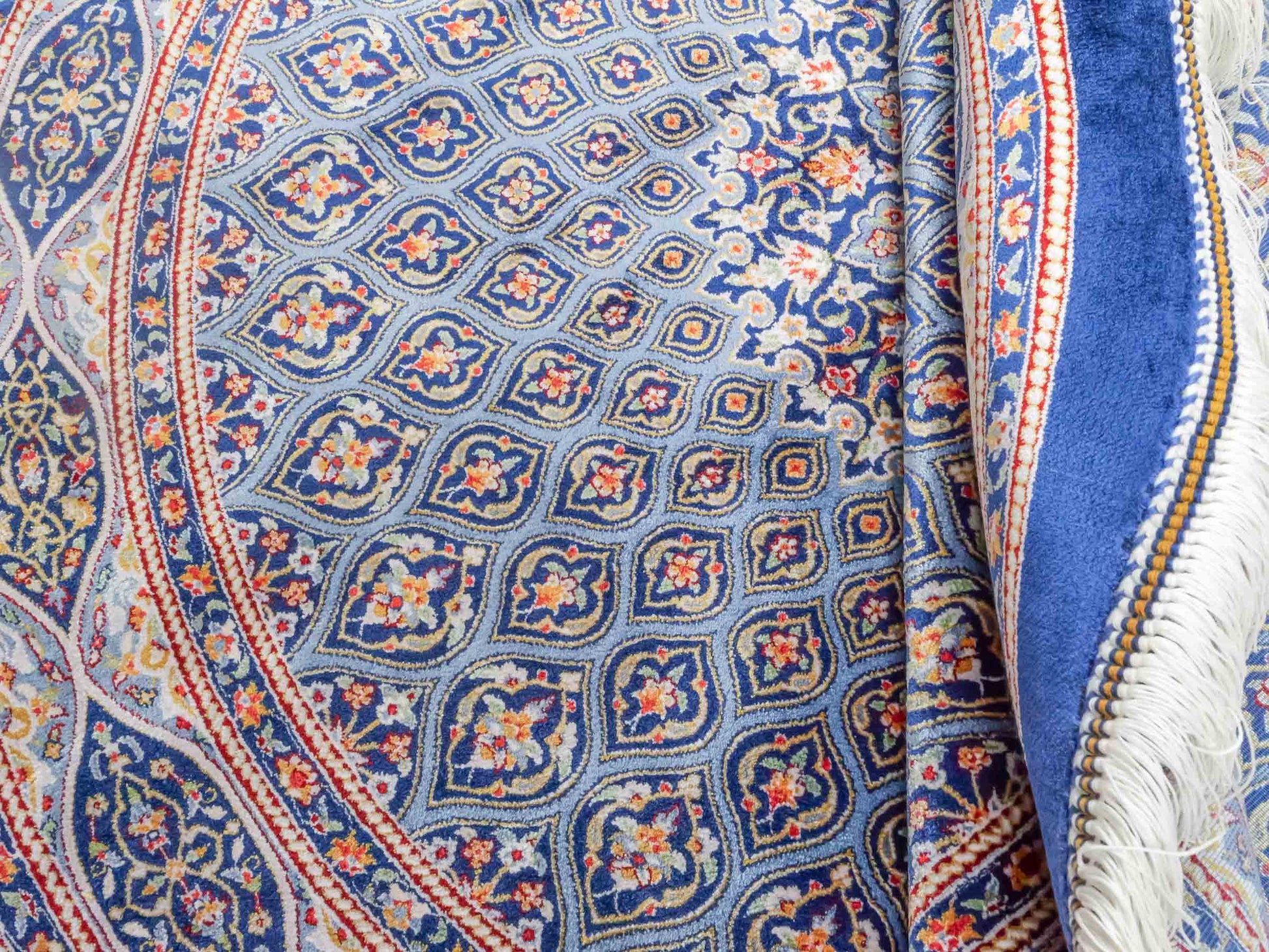 Runder Ghom Maschinenteppich "Ardashir" 100 x 100 cm aus pflanzlicher Seide (Viskose) mit Gumbad-Medaillon, Marineblau. Teppichnummer: V5NY100H. Persian Luxury Collection by Khademi. Made in Iran / Persia – Vertrieb durch JUPITER Intl.