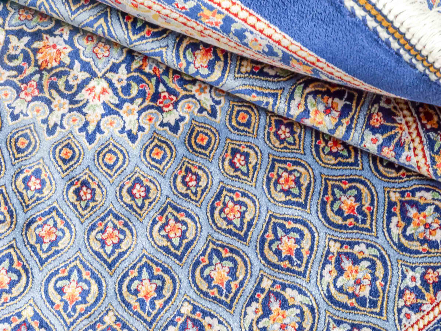 Runder Ghom Maschinenteppich "Ardashir" 100 x 100 cm aus pflanzlicher Seide (Viskose) mit Gumbad-Medaillon, Marineblau. Teppichnummer: V5NY100H. Persian Luxury Collection by Khademi. Made in Iran / Persia – Vertrieb durch JUPITER Intl.