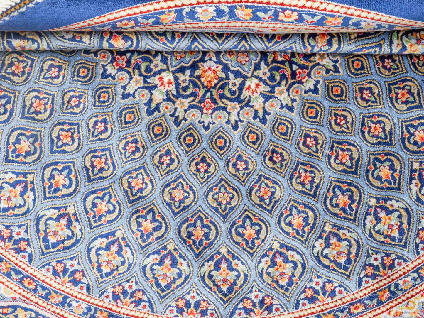 Runder Ghom Maschinenteppich "Ardashir" 100 x 100 cm aus pflanzlicher Seide (Viskose) mit Gumbad-Medaillon, Marineblau. Teppichnummer: V5NY100H. Persian Luxury Collection by Khademi. Made in Iran / Persia – Vertrieb durch JUPITER Intl.
