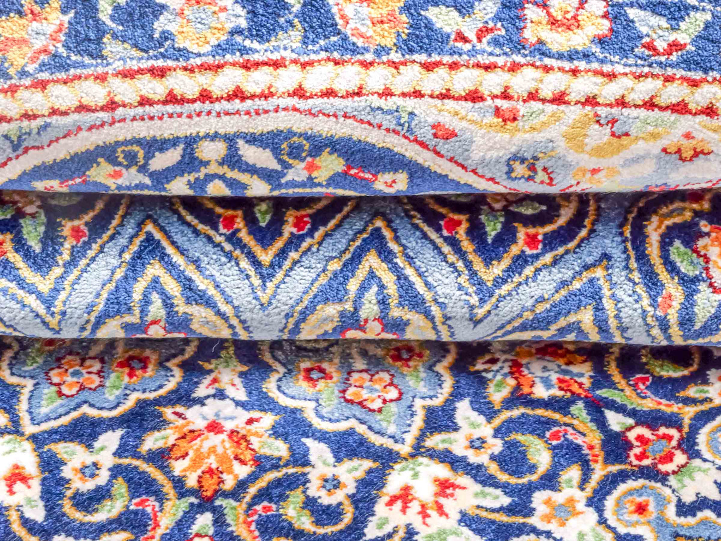 Runder Ghom Maschinenteppich "Ardashir" 100 x 100 cm aus pflanzlicher Seide (Viskose) mit Gumbad-Medaillon, Marineblau. Teppichnummer: V5NY100H. Persian Luxury Collection by Khademi. Made in Iran / Persia – Vertrieb durch JUPITER Intl.