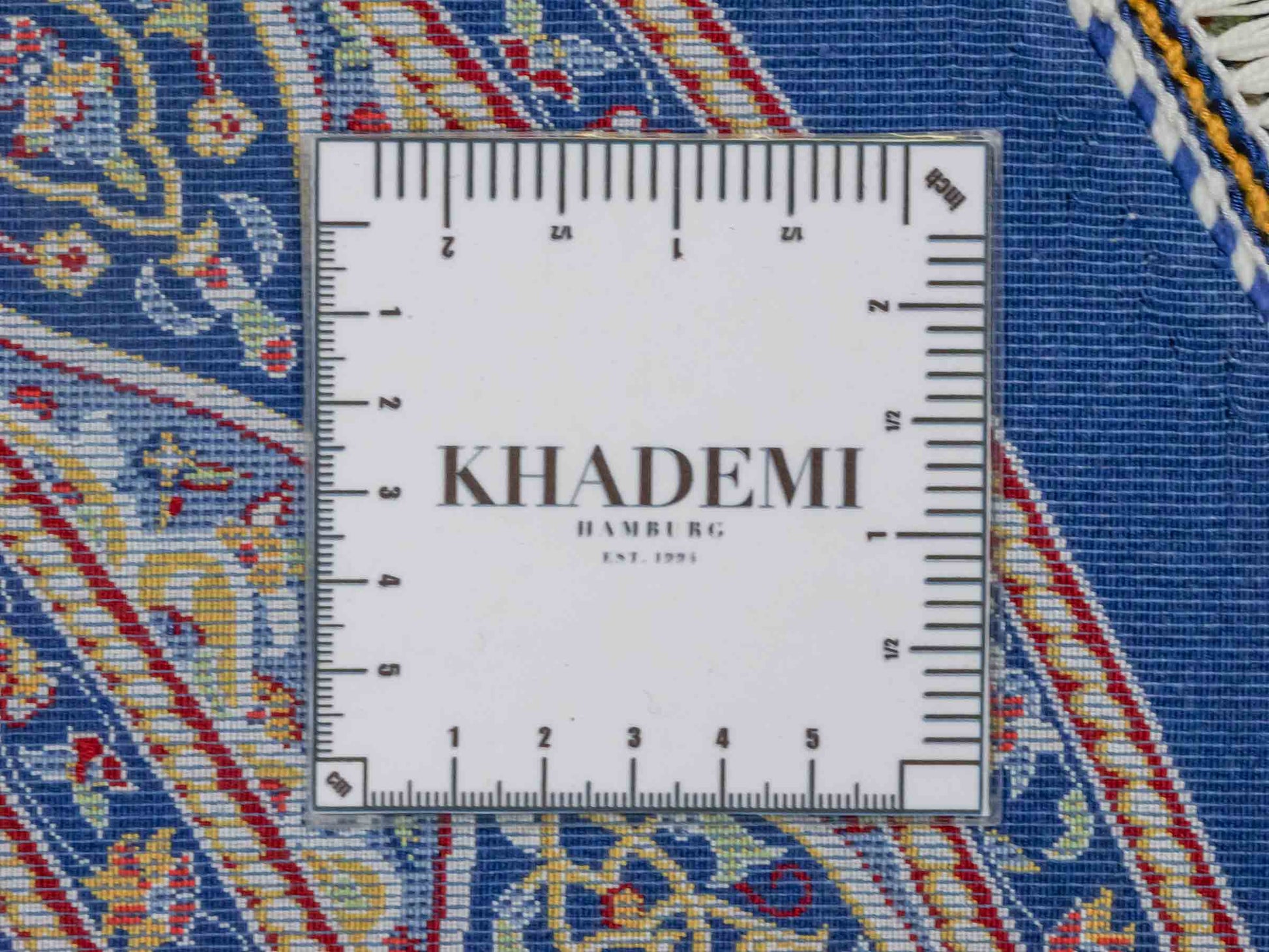 Runder Ghom Maschinenteppich "Ardashir" 100 x 100 cm aus pflanzlicher Seide (Viskose) mit Gumbad-Medaillon, Marineblau. Teppichnummer: V5NY100H. Persian Luxury Collection by Khademi. Made in Iran / Persia – Vertrieb durch JUPITER Intl.