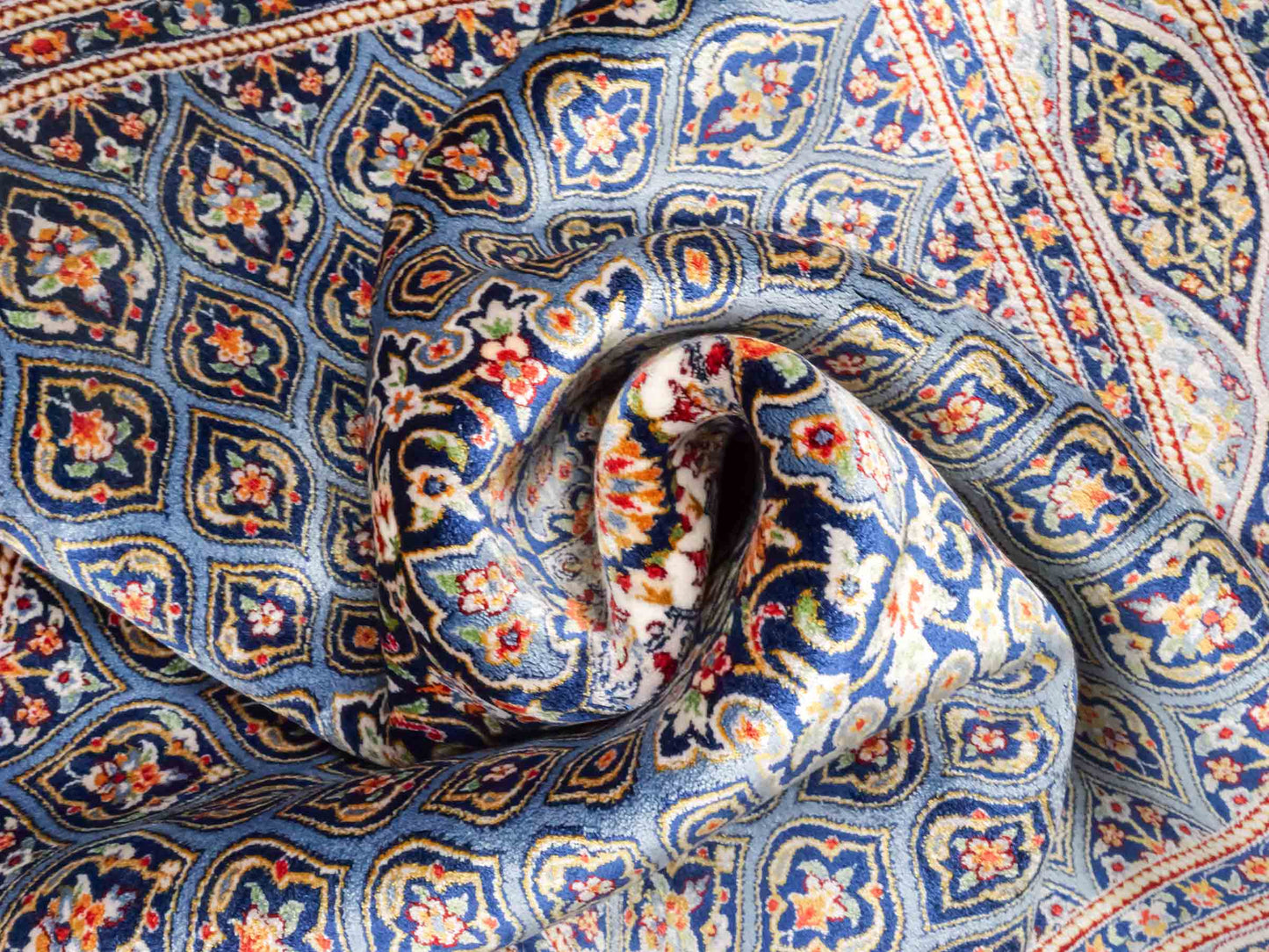Runder Ghom Maschinenteppich "Ardashir" 100 x 100 cm aus pflanzlicher Seide (Viskose) mit Gumbad-Medaillon, Marineblau. Teppichnummer: V5NY100H. Persian Luxury Collection by Khademi. Made in Iran / Persia – Vertrieb durch JUPITER Intl.