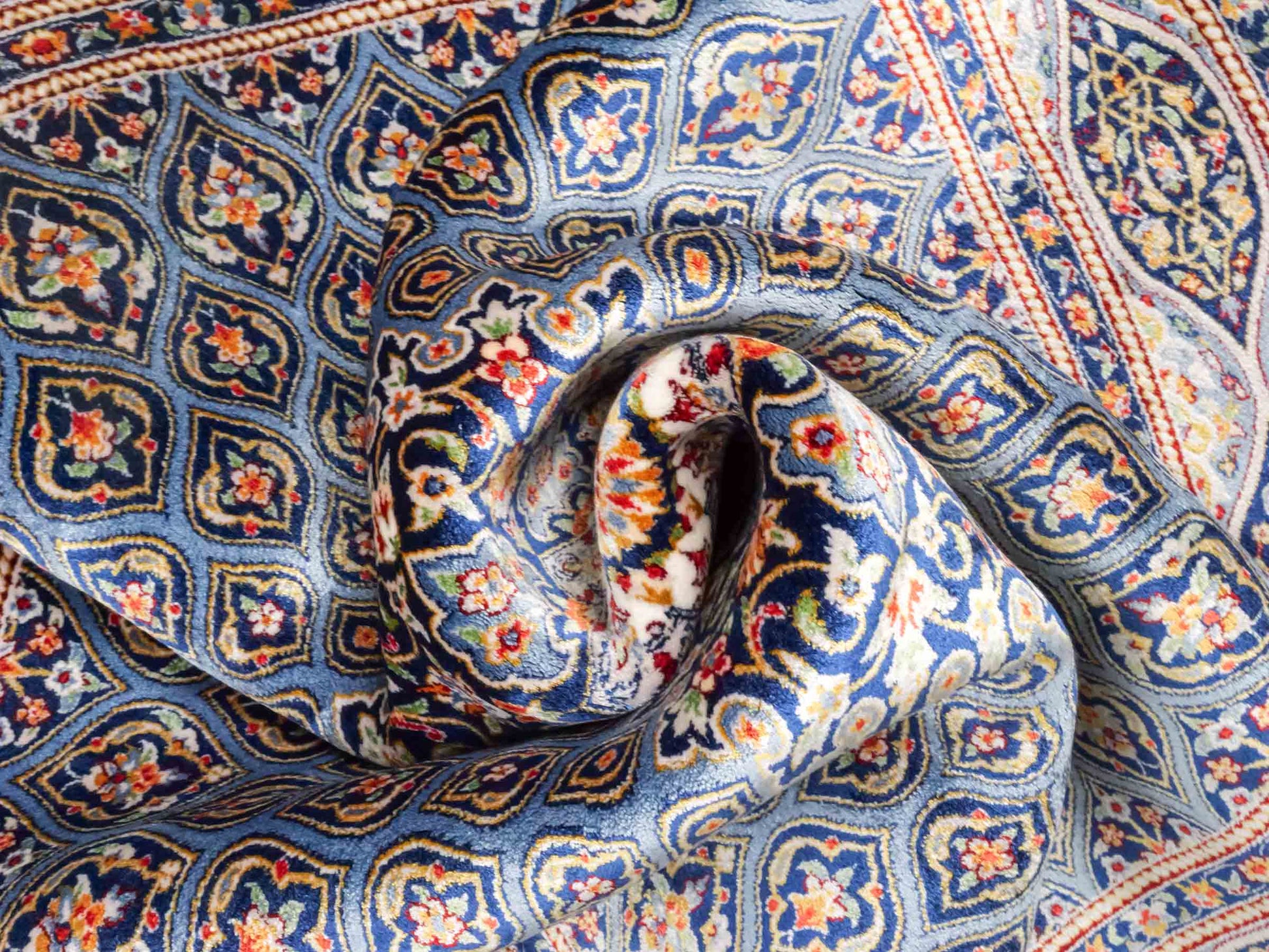 Runder Ghom Maschinenteppich "Ardashir" 100 x 100 cm aus pflanzlicher Seide (Viskose) mit Gumbad-Medaillon, Marineblau. Teppichnummer: V5NY100H. Persian Luxury Collection by Khademi. Made in Iran / Persia – Vertrieb durch JUPITER Intl.