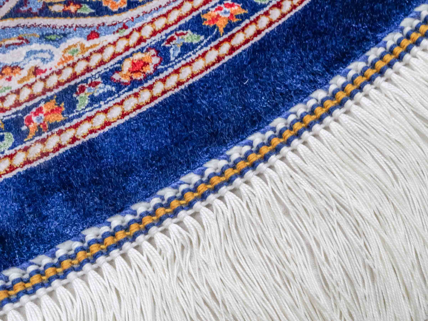 Runder Ghom Maschinenteppich "Ardashir" 100 x 100 cm aus pflanzlicher Seide (Viskose) mit Gumbad-Medaillon, Marineblau. Teppichnummer: V5NY100H. Persian Luxury Collection by Khademi. Made in Iran / Persia – Vertrieb durch JUPITER Intl.