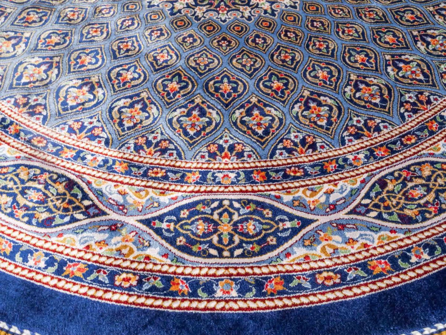 Runder Ghom Maschinenteppich "Ardashir" 100 x 100 cm aus pflanzlicher Seide (Viskose) mit Gumbad-Medaillon, Marineblau. Teppichnummer: V5NY100H. Persian Luxury Collection by Khademi. Made in Iran / Persia – Vertrieb durch JUPITER Intl.