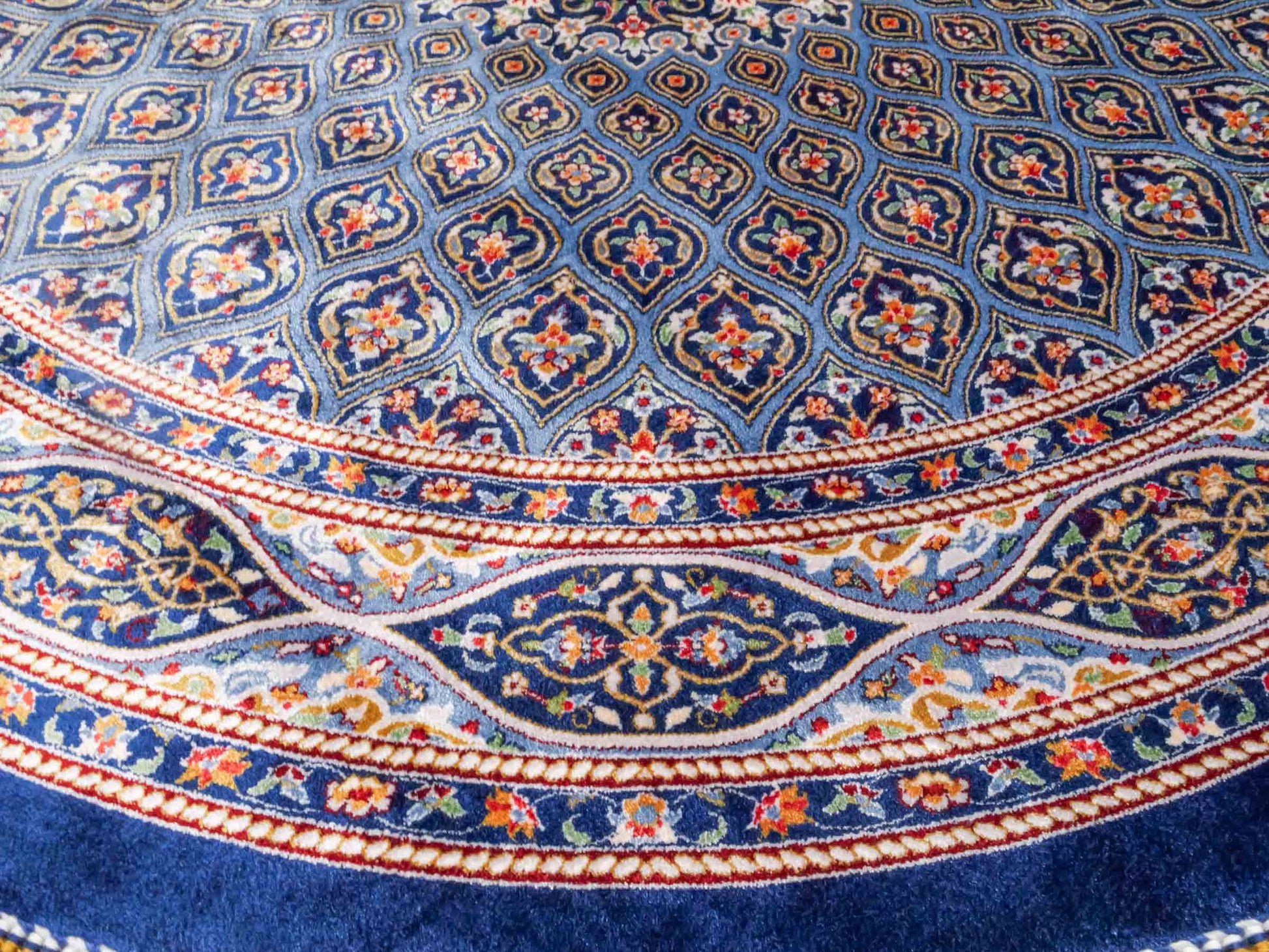 Runder Ghom Maschinenteppich "Ardashir" 100 x 100 cm aus pflanzlicher Seide (Viskose) mit Gumbad-Medaillon, Marineblau. Teppichnummer: V5NY100H. Persian Luxury Collection by Khademi. Made in Iran / Persia – Vertrieb durch JUPITER Intl.