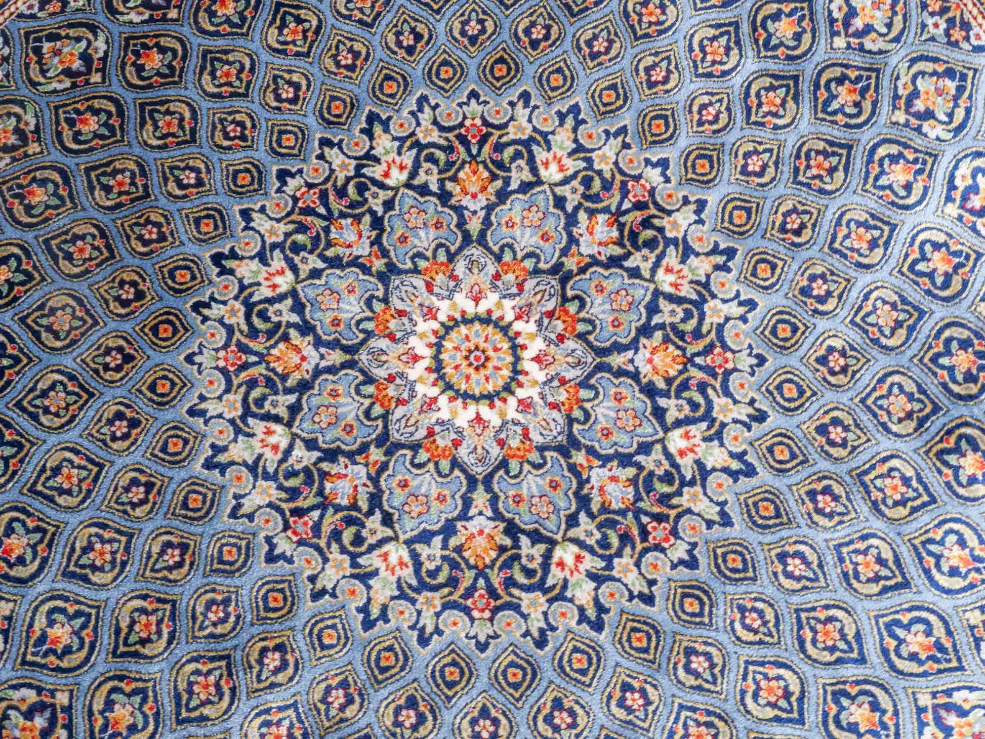 Runder Ghom Maschinenteppich "Ardashir" 100 x 100 cm aus pflanzlicher Seide (Viskose) mit Gumbad-Medaillon, Marineblau. Teppichnummer: V5NY100H. Persian Luxury Collection by Khademi. Made in Iran / Persia – Vertrieb durch JUPITER Intl.