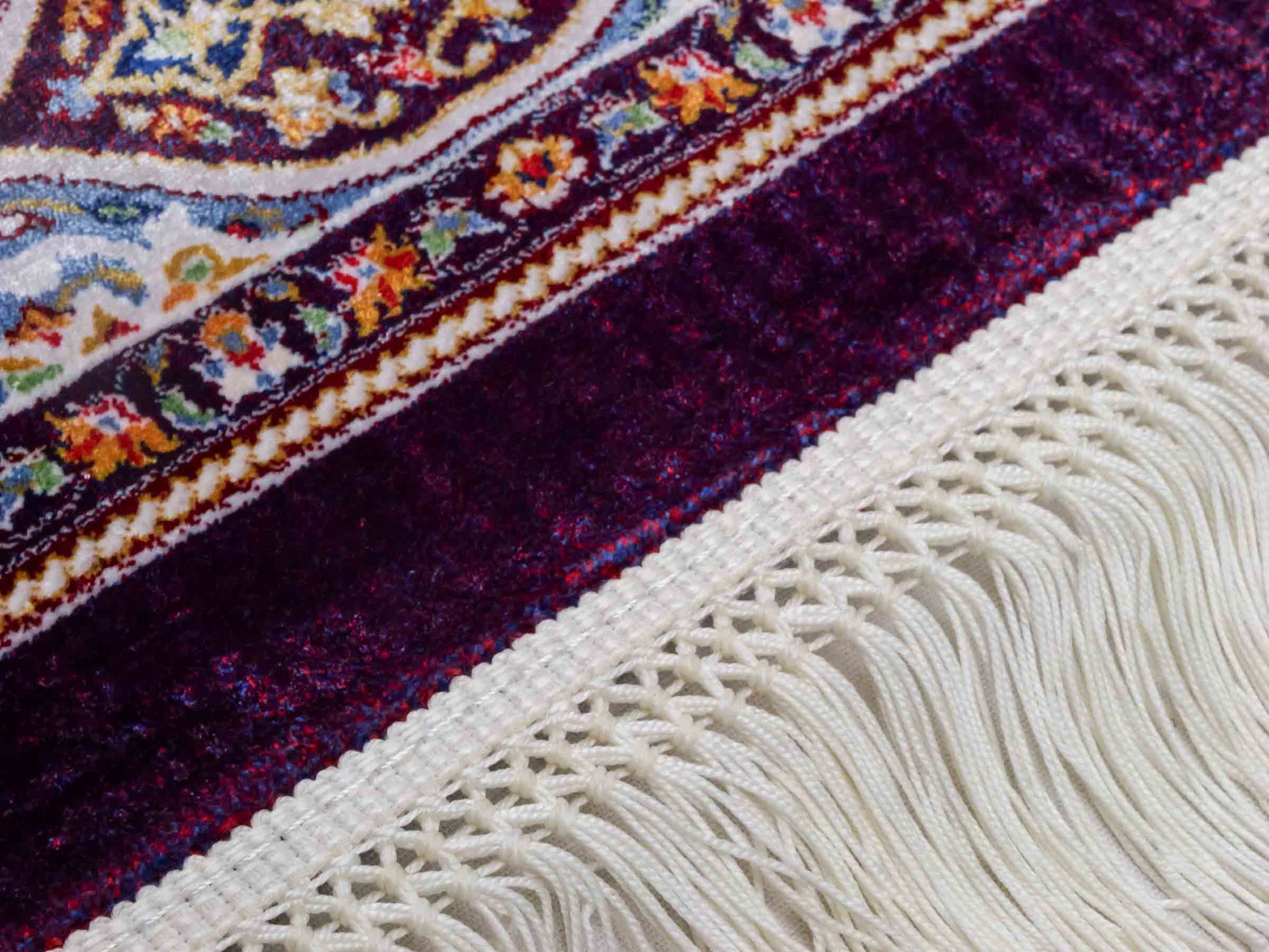 Ghom Maschinenteppich "Ardashir" 120 x 80 cm aus pflanzlicher Seide (Viskose) mit Gumbad-Medaillon, Lila-Violett. Teppichnummer: V5AE096M. Persian Luxury Collection by Khademi. Made in Iran / Persia – Vertrieb durch JUPITER Intl.